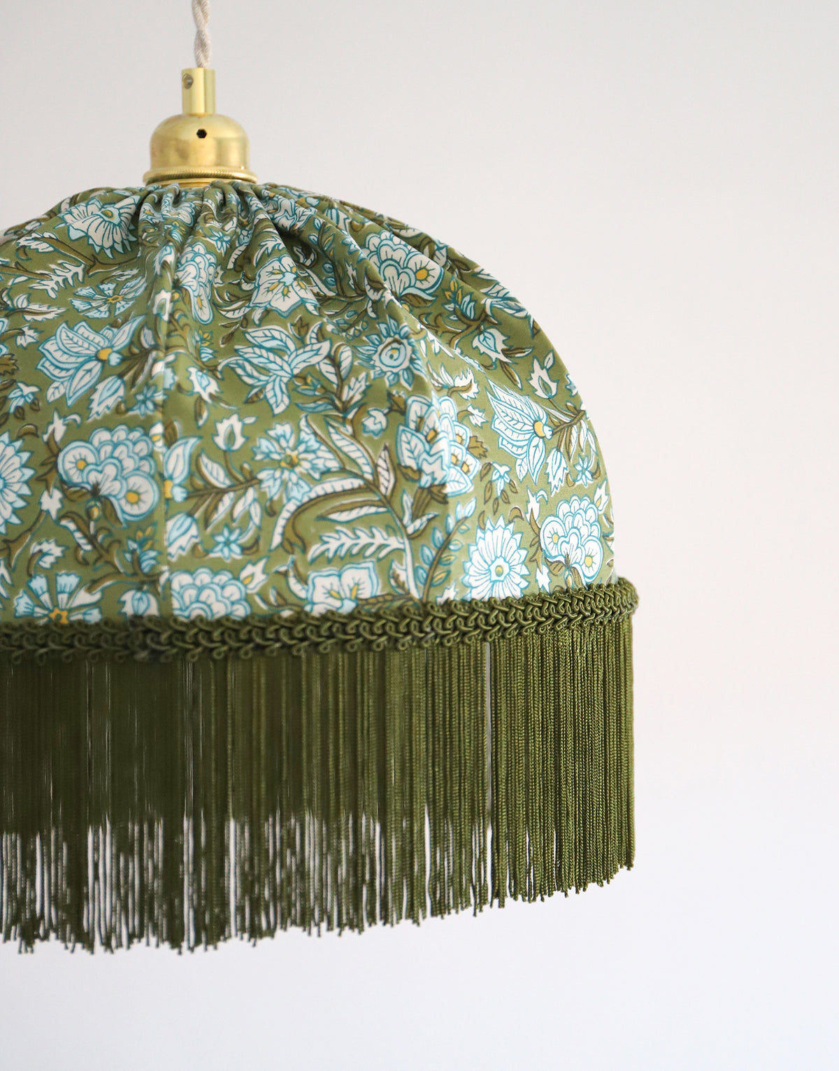 Suspension vintage recyclée fleurie vert sauge à franges — pièce unique