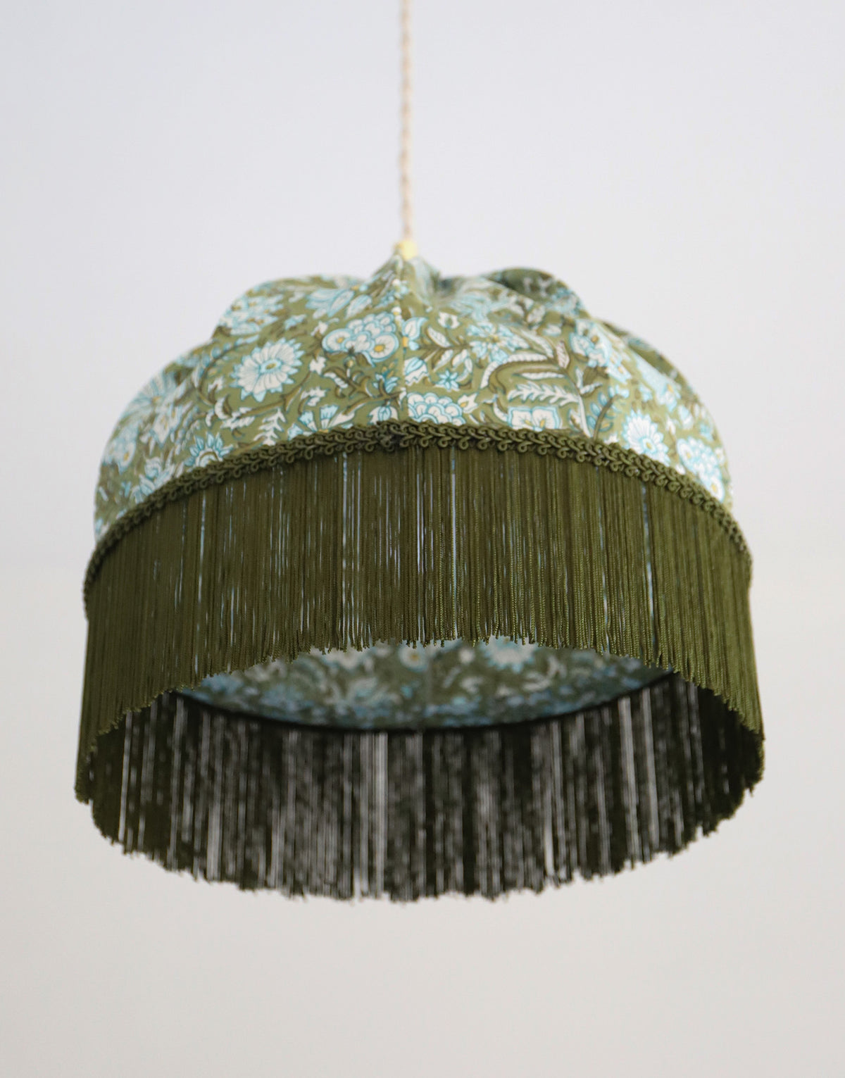 Suspension vintage recyclée fleurie vert sauge à franges — pièce unique