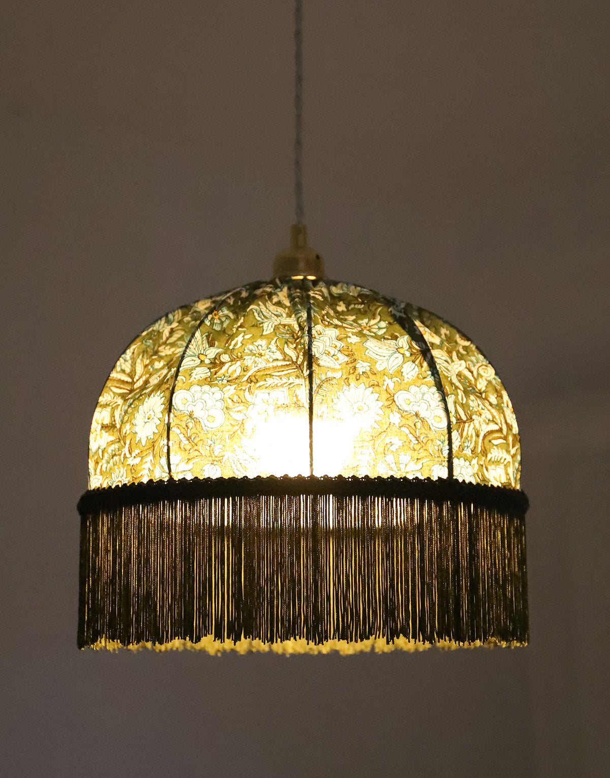 Suspension vintage recyclée fleurie vert sauge à franges — pièce unique