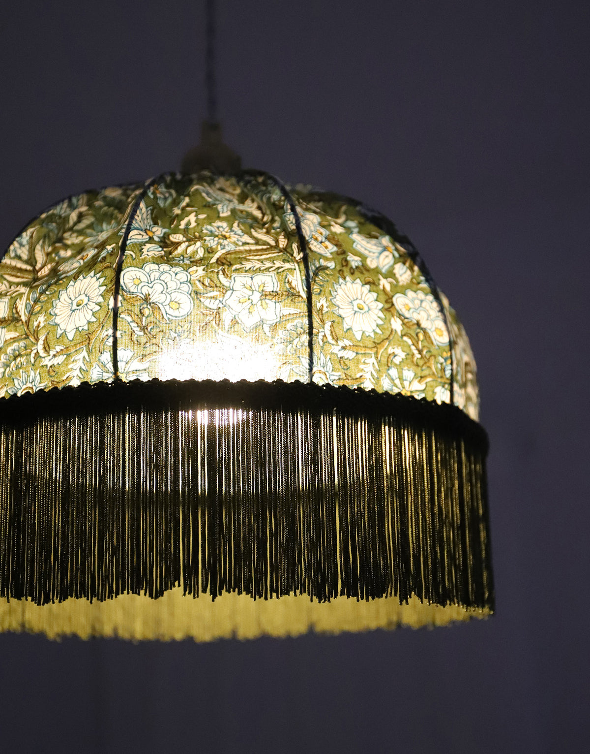 Suspension vintage recyclée fleurie vert sauge à franges — pièce unique