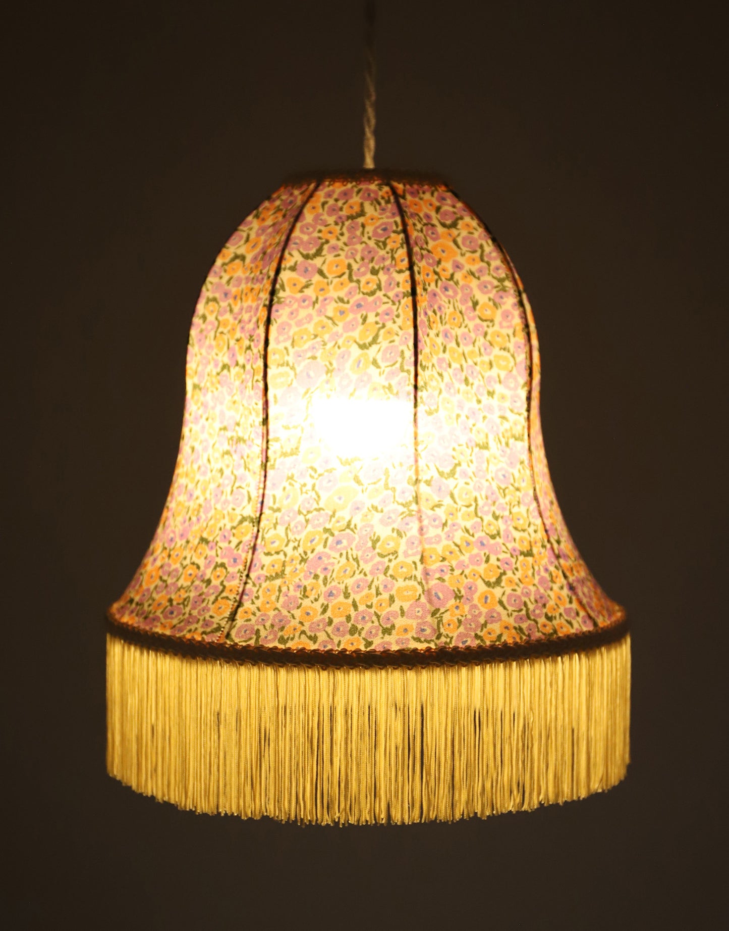 Suspension Armande forme "cloche" imprimée avec franges