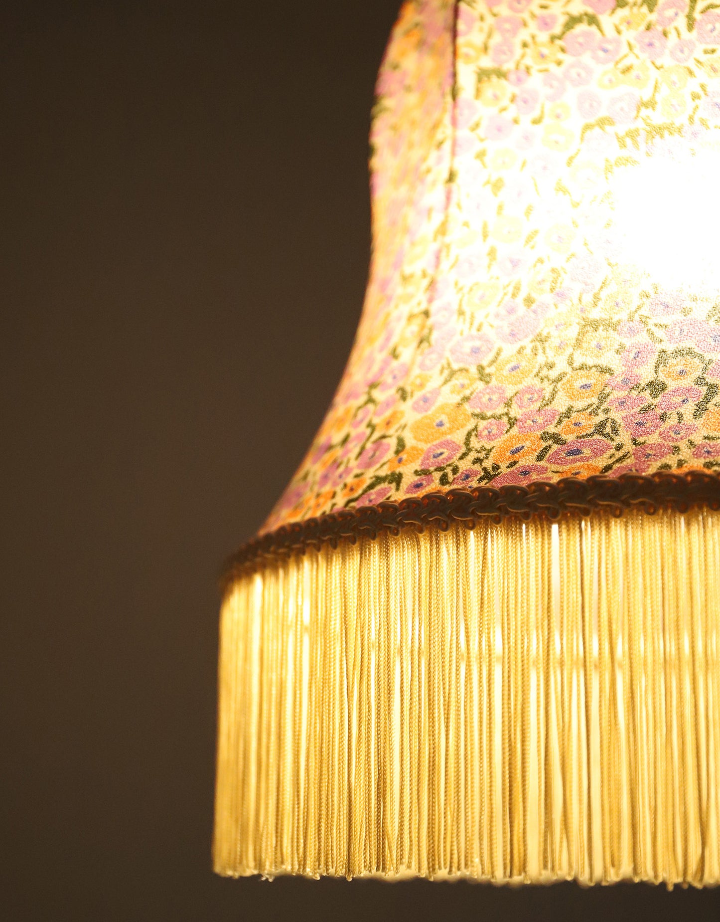 Suspension Armande forme "cloche" imprimée avec franges