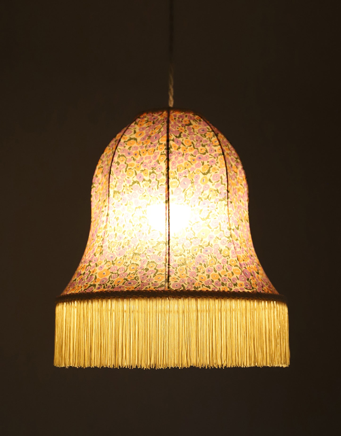 Suspension Armande forme "cloche" imprimée avec franges
