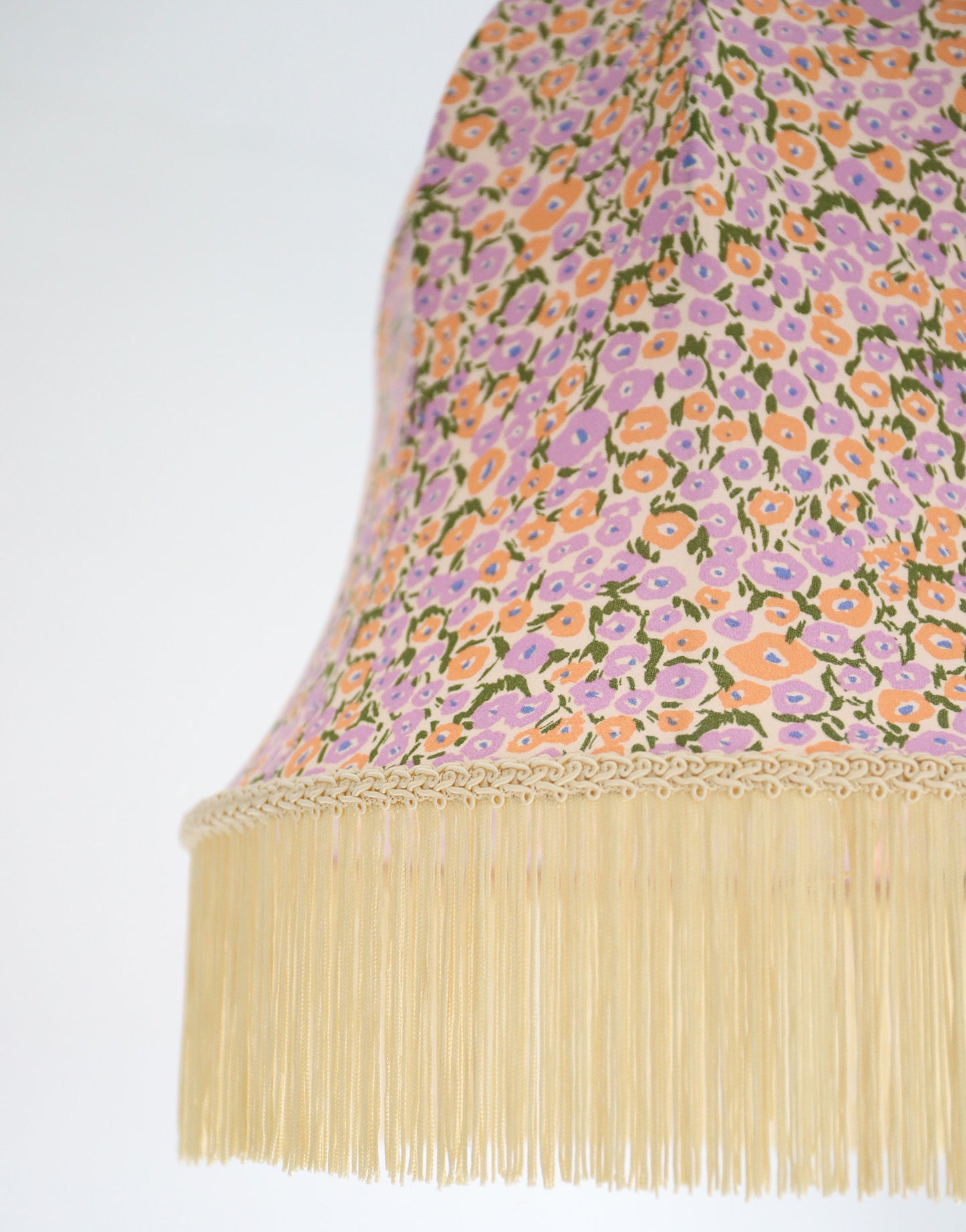 Suspension Armande forme "cloche" imprimée avec franges