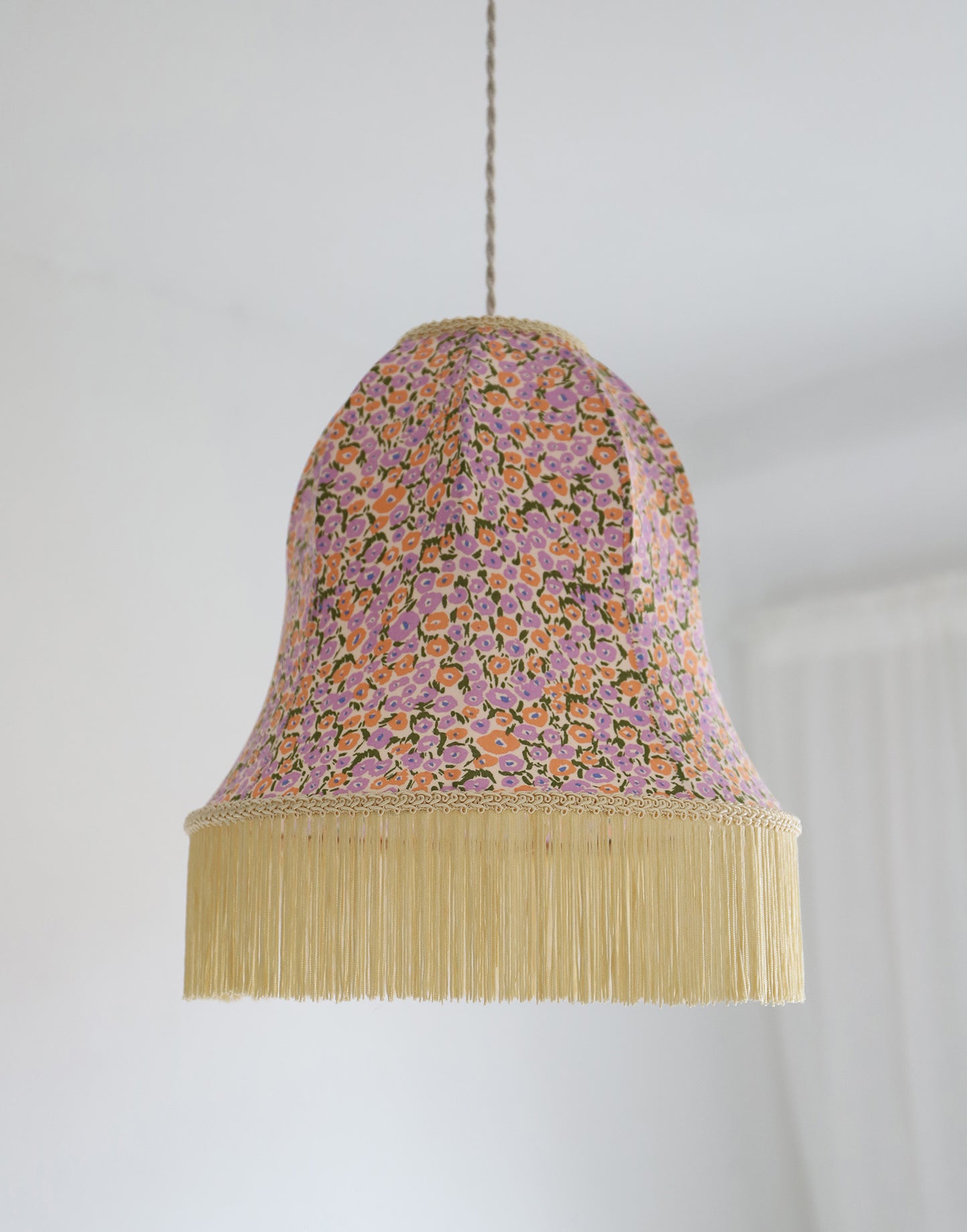 Suspension Armande forme "cloche" imprimée avec franges
