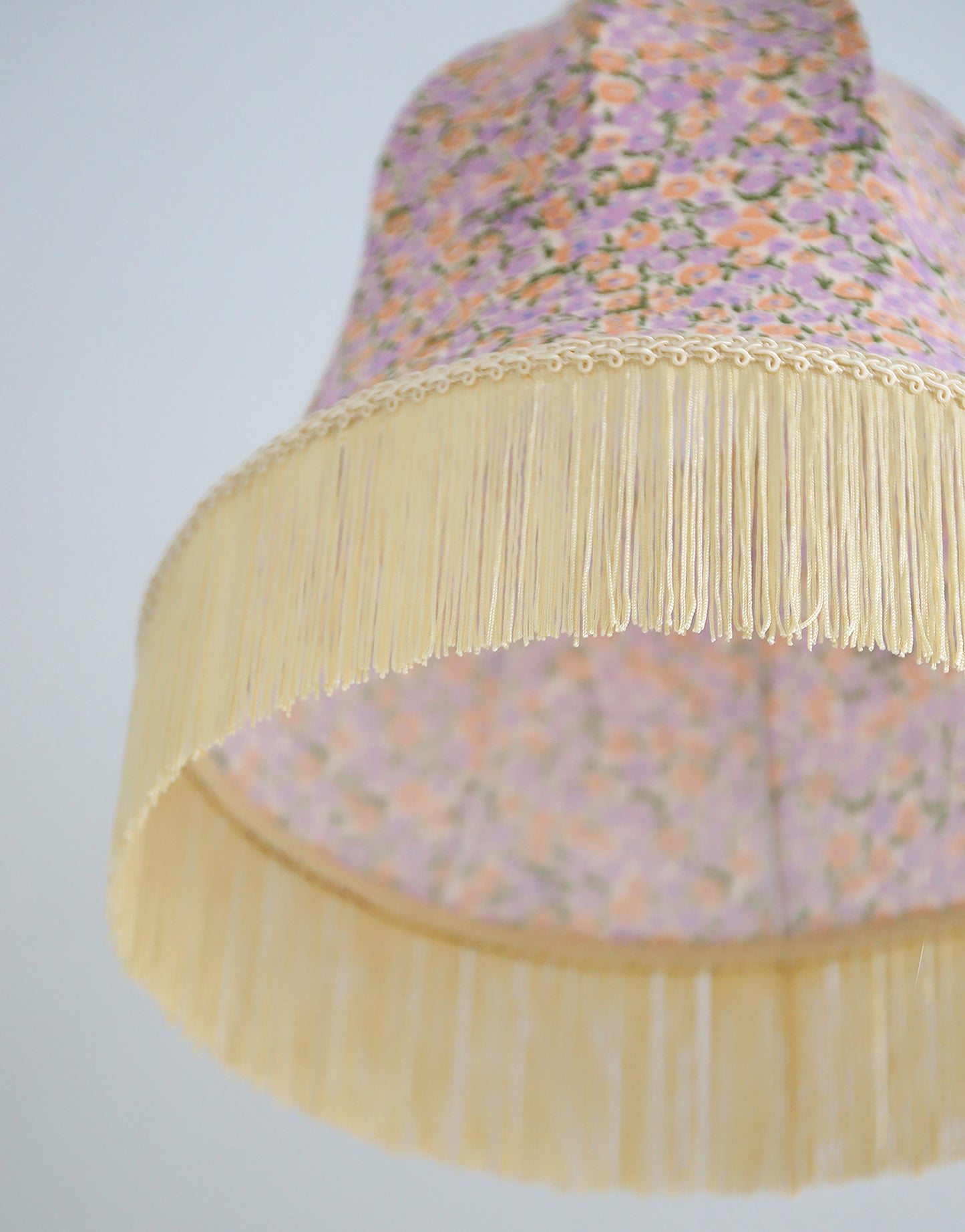 Suspension Armande forme "cloche" imprimée avec franges