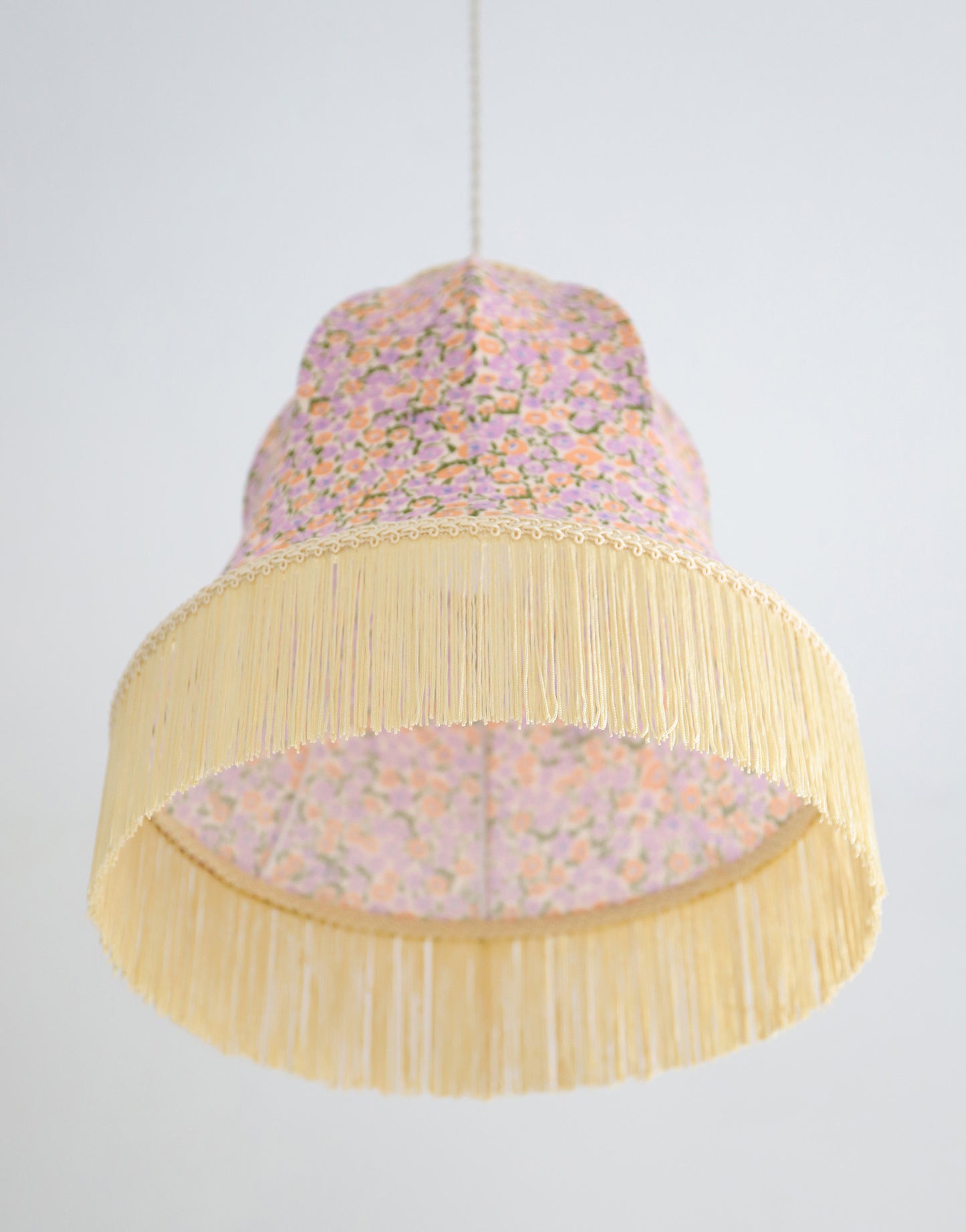 Suspension Armande forme "cloche" imprimée avec franges