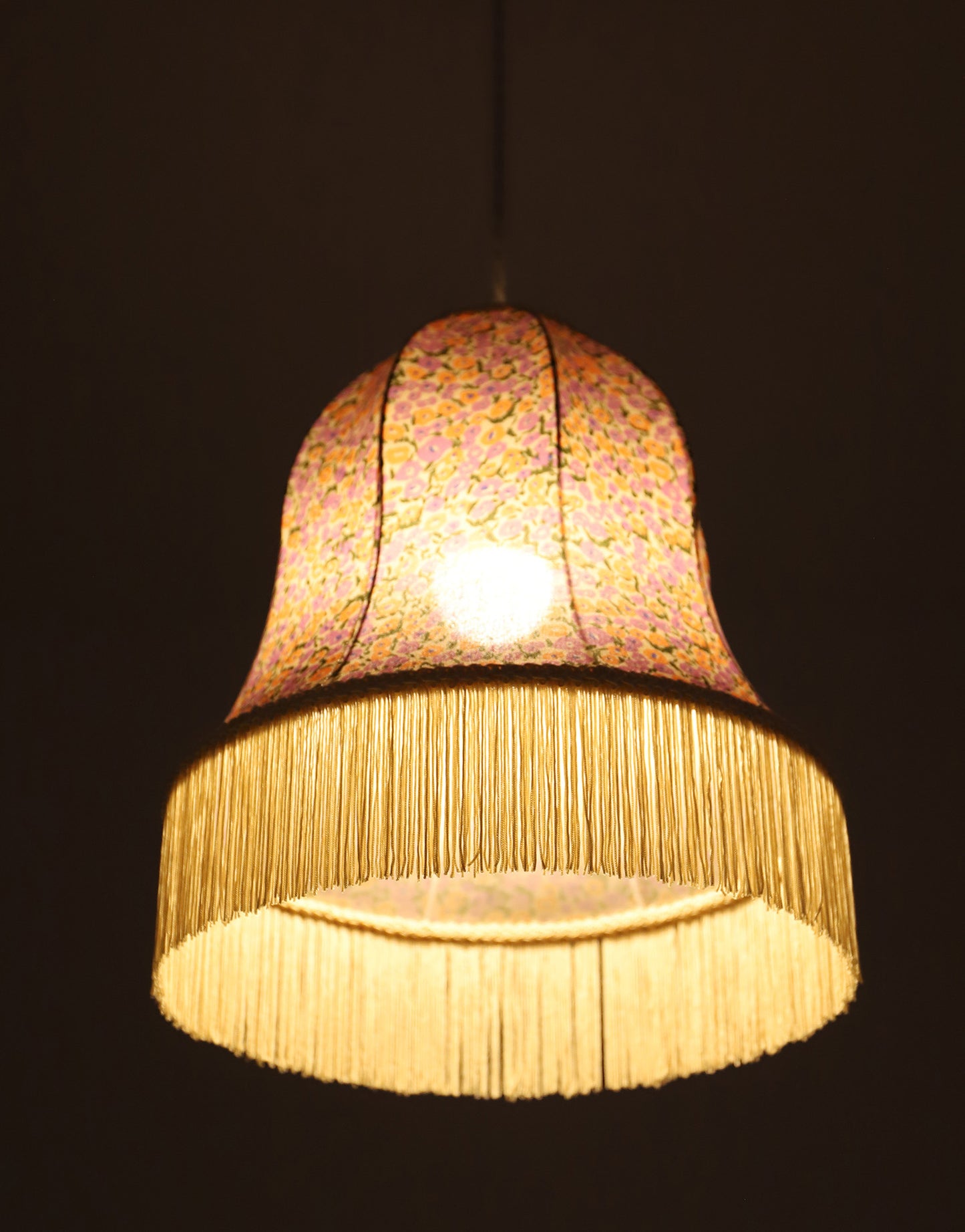 Suspension Armande forme "cloche" imprimée avec franges