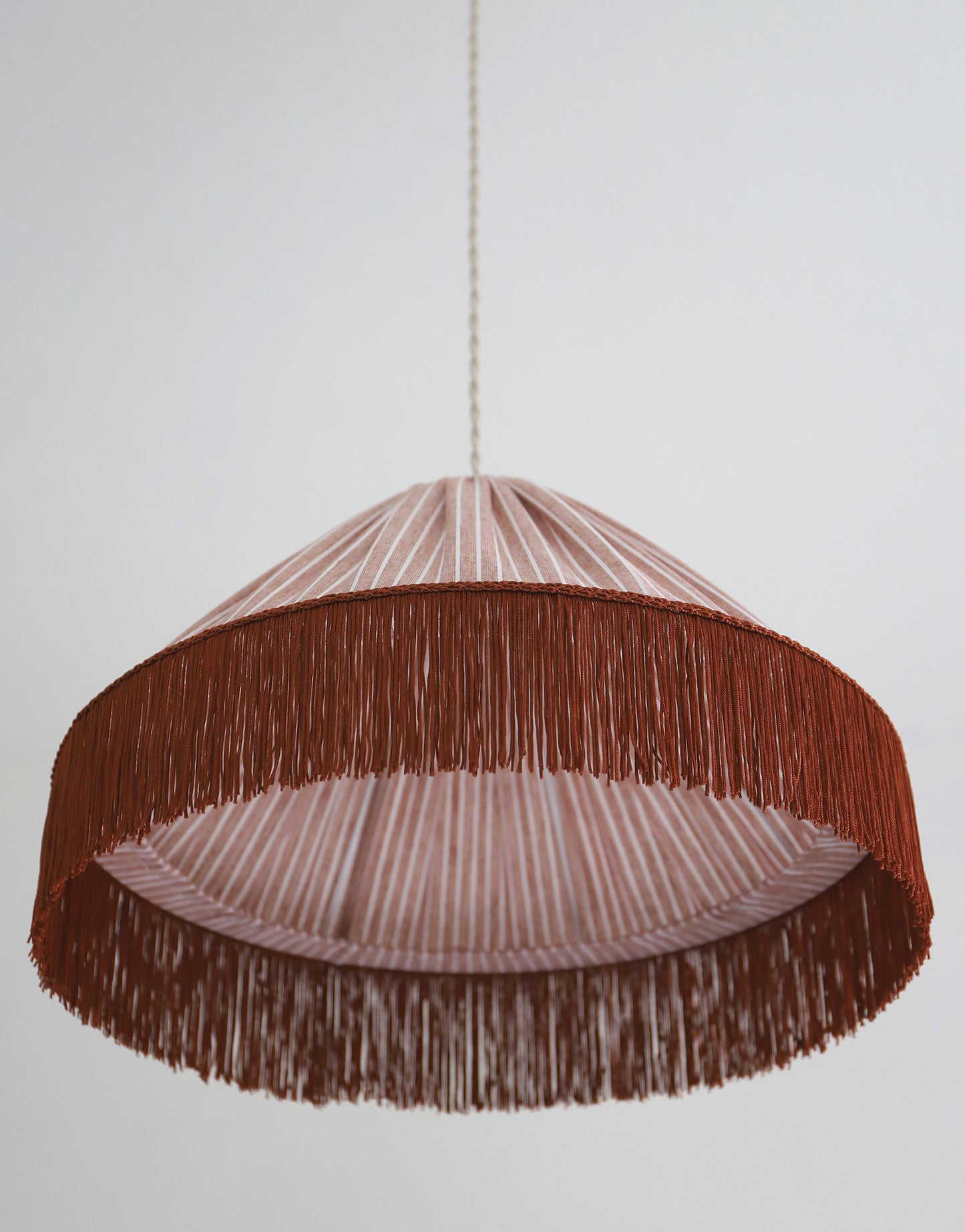 Suspension BELLA — Rayures Terra, franges bohème