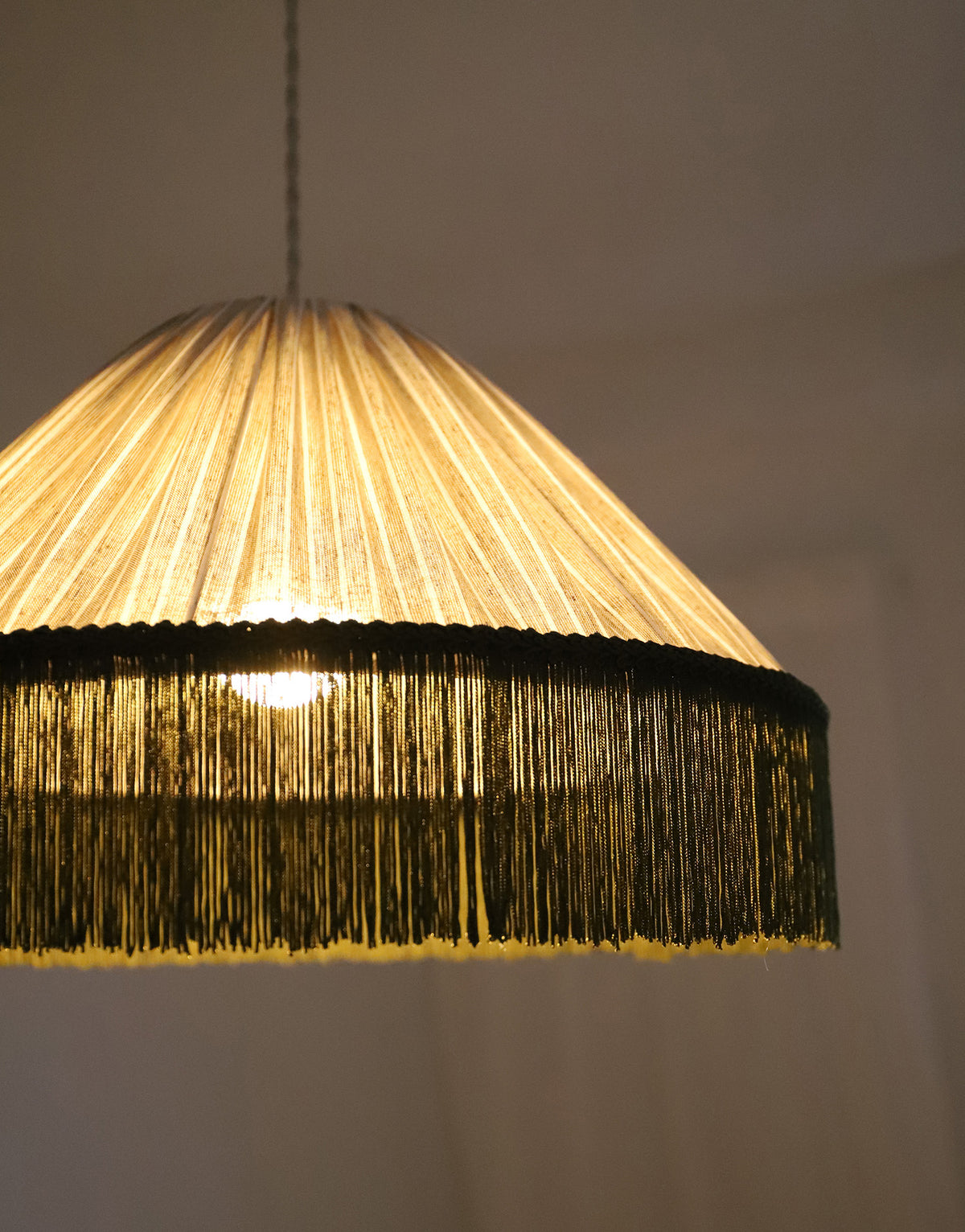 Suspension BELLA — Rayures Olive, franges bohème