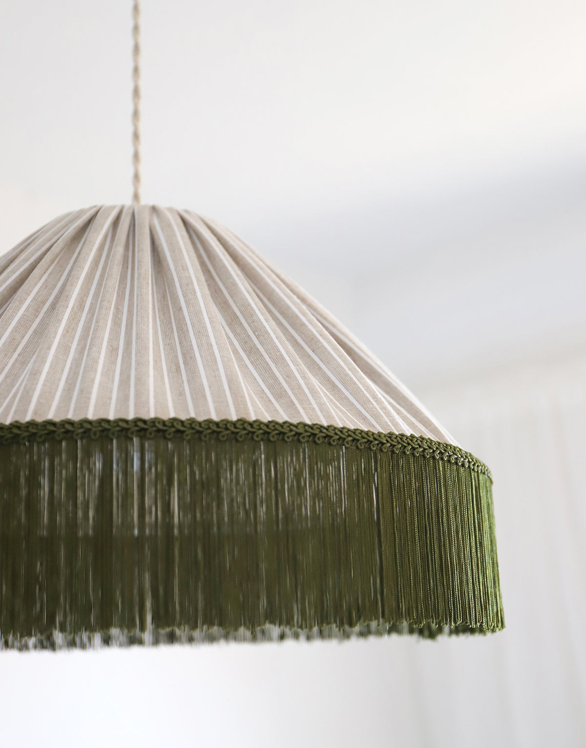 Suspension BELLA — Rayures Olive, franges bohème