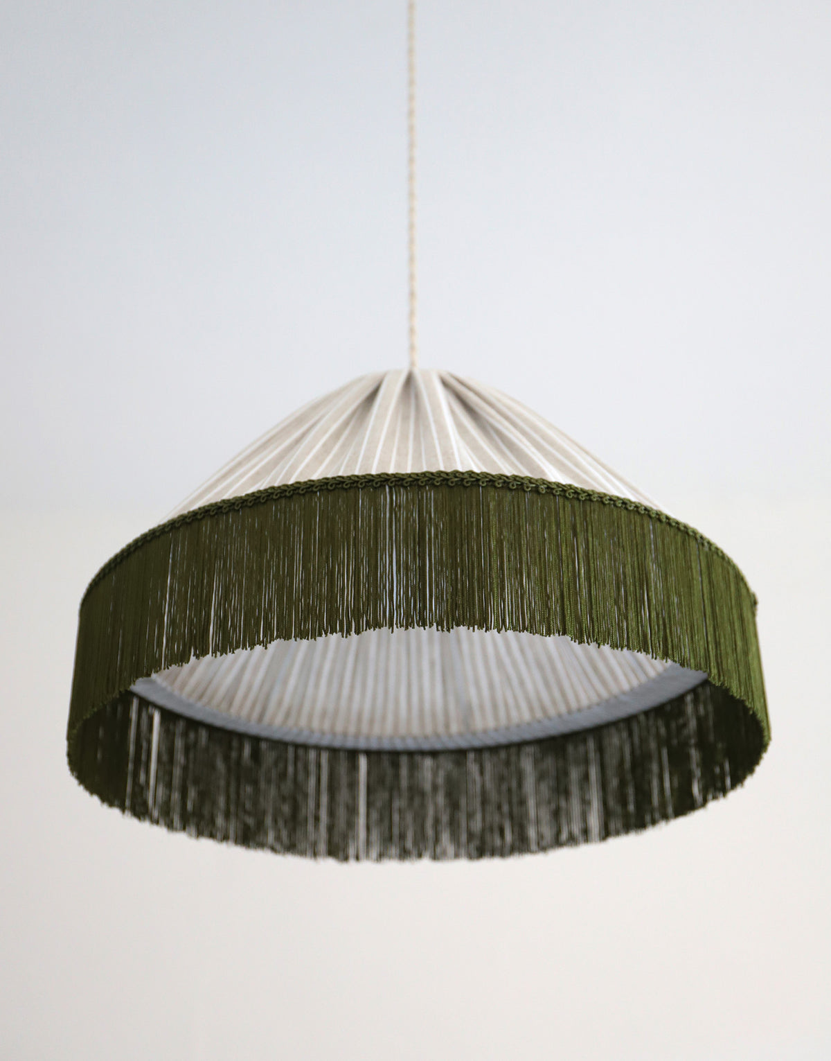 Suspension BELLA — Rayures Olive, franges bohème