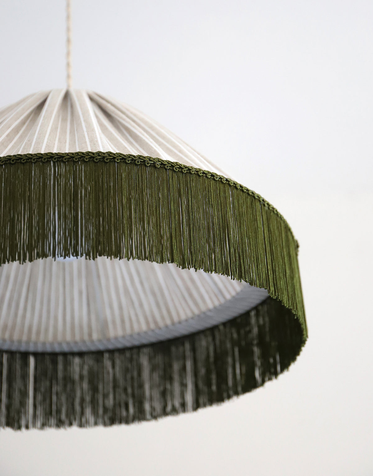 Suspension BELLA — Rayures Olive, franges bohème
