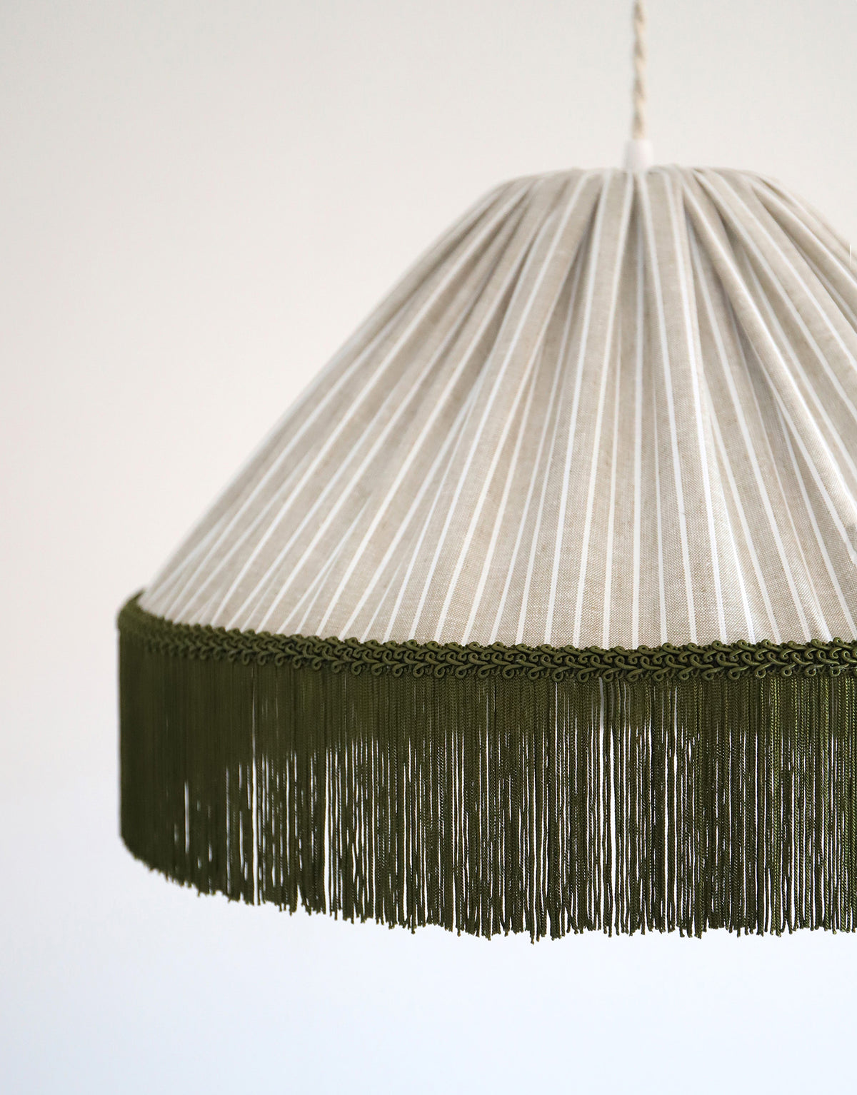 Suspension BELLA — Rayures Olive, franges bohème