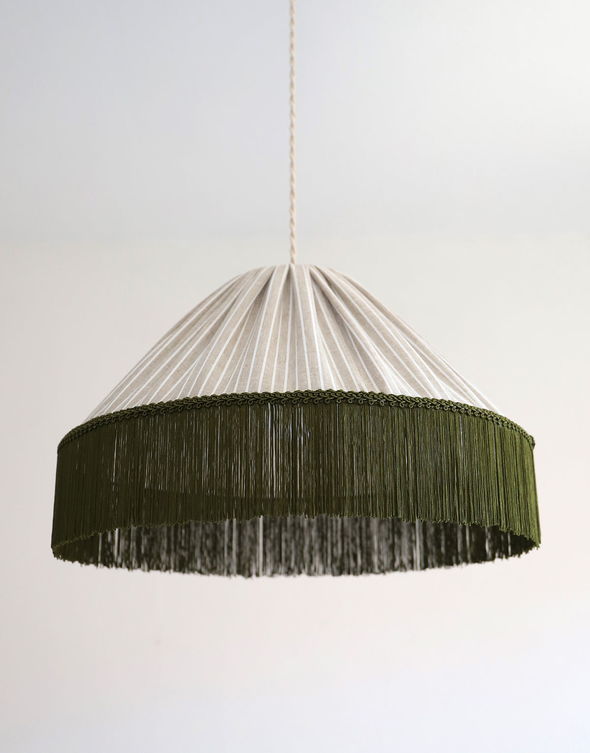 Suspension BELLA — Rayures Olive, franges bohème