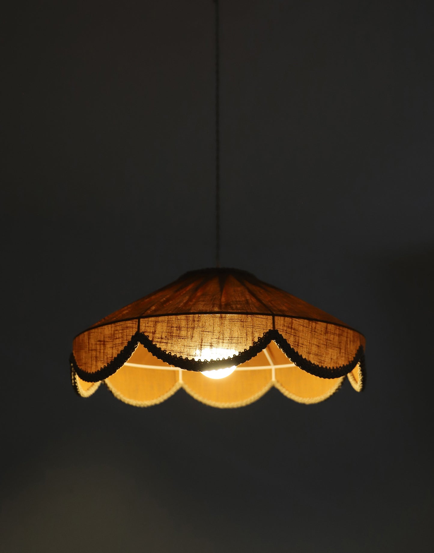 Suspension forme florale unie Cosette "caramel "