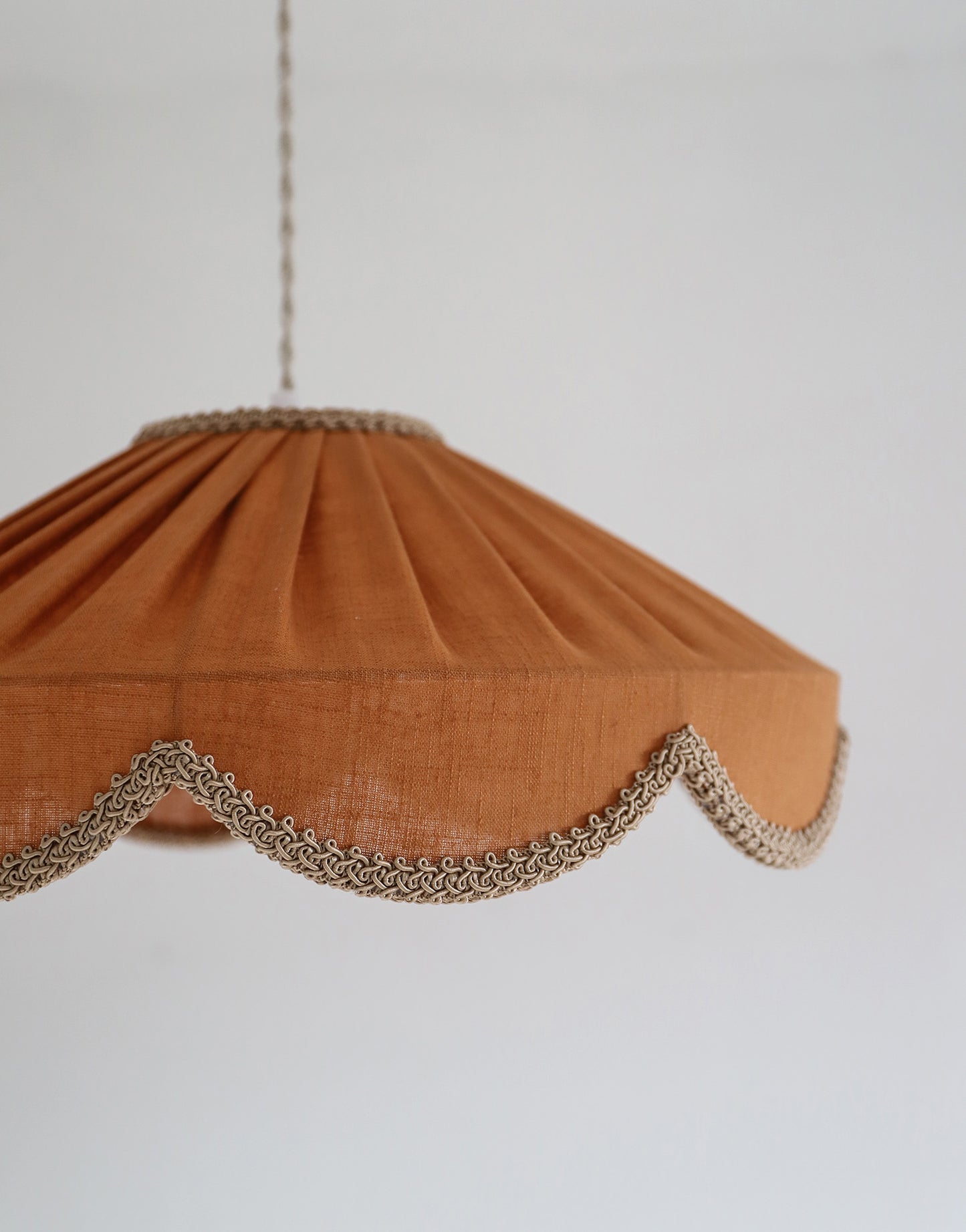 Suspension forme florale unie Cosette "caramel "