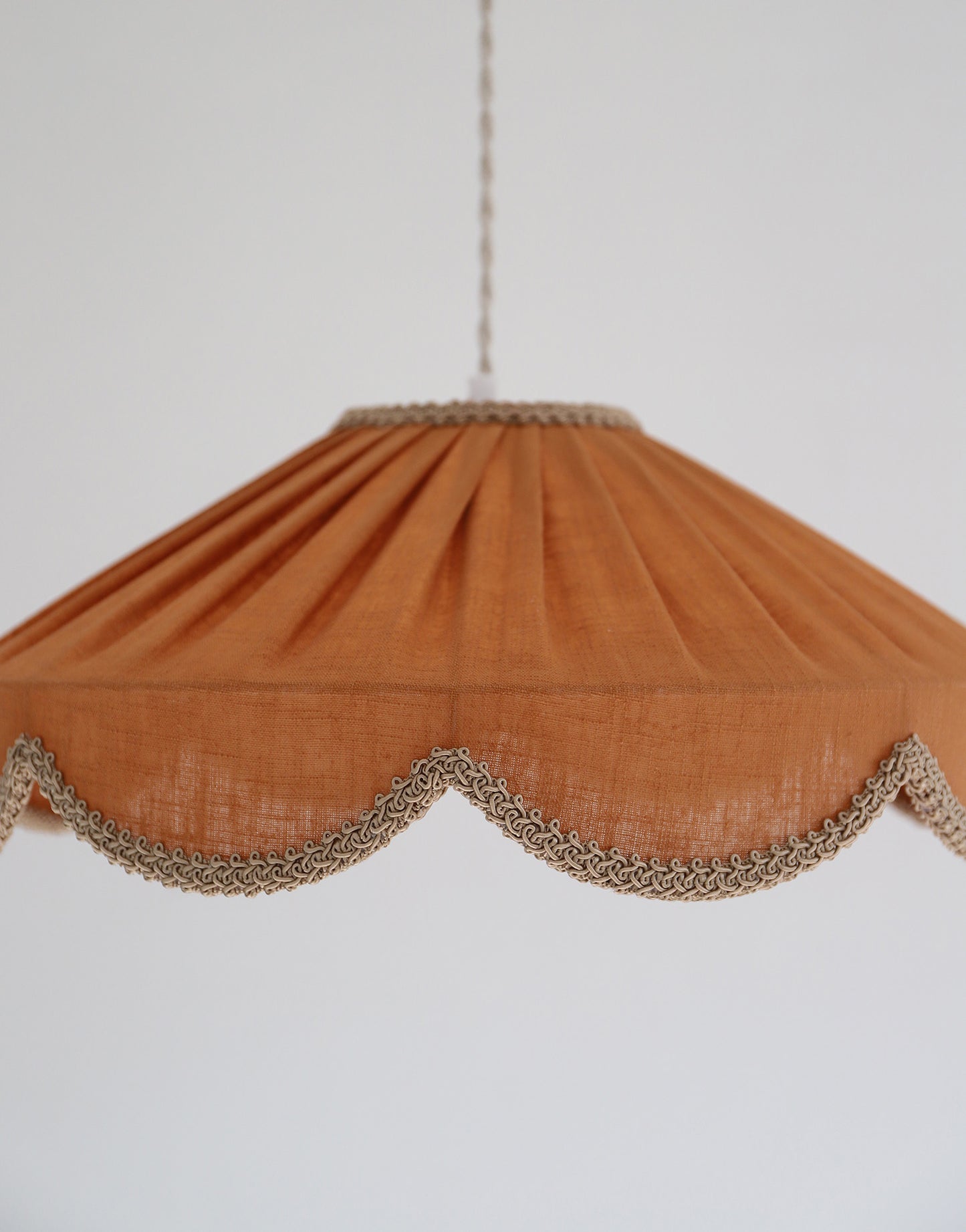 Suspension forme florale unie Cosette "caramel "