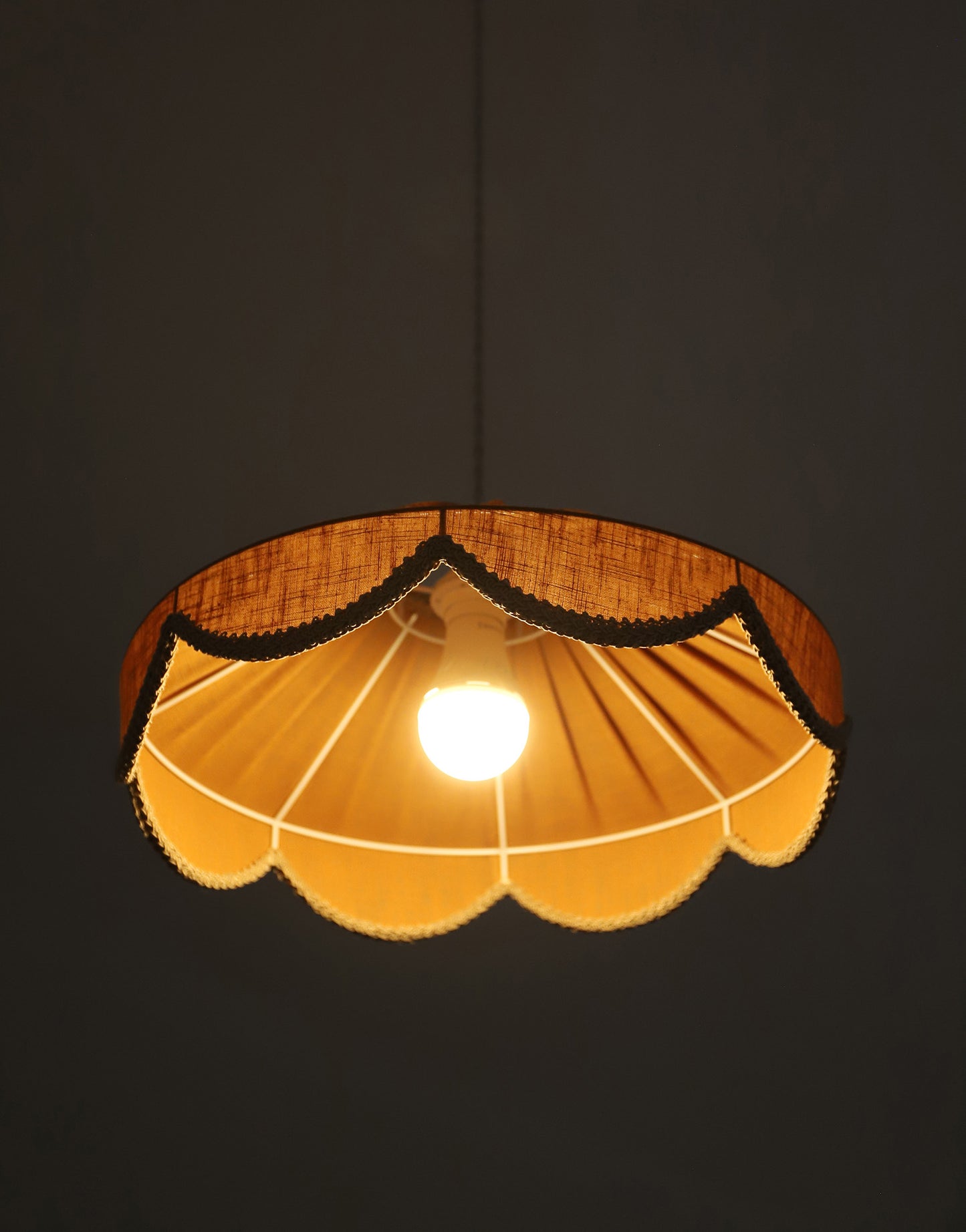 Suspension forme florale unie Cosette "caramel "