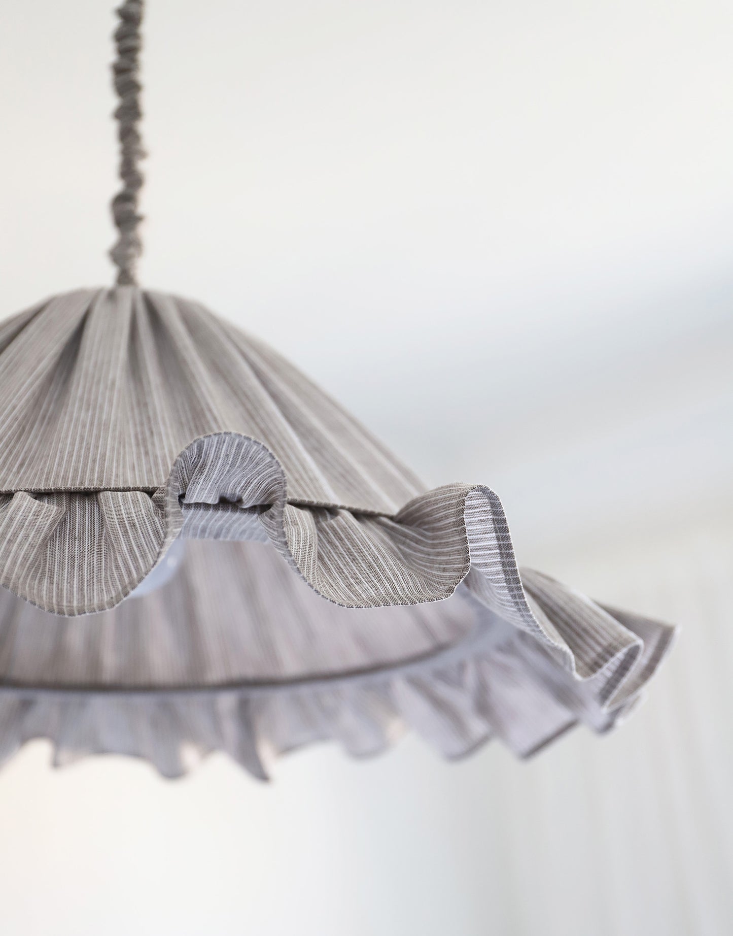 Suspension Emilia, abat-jour plissé à volants, rayures grises