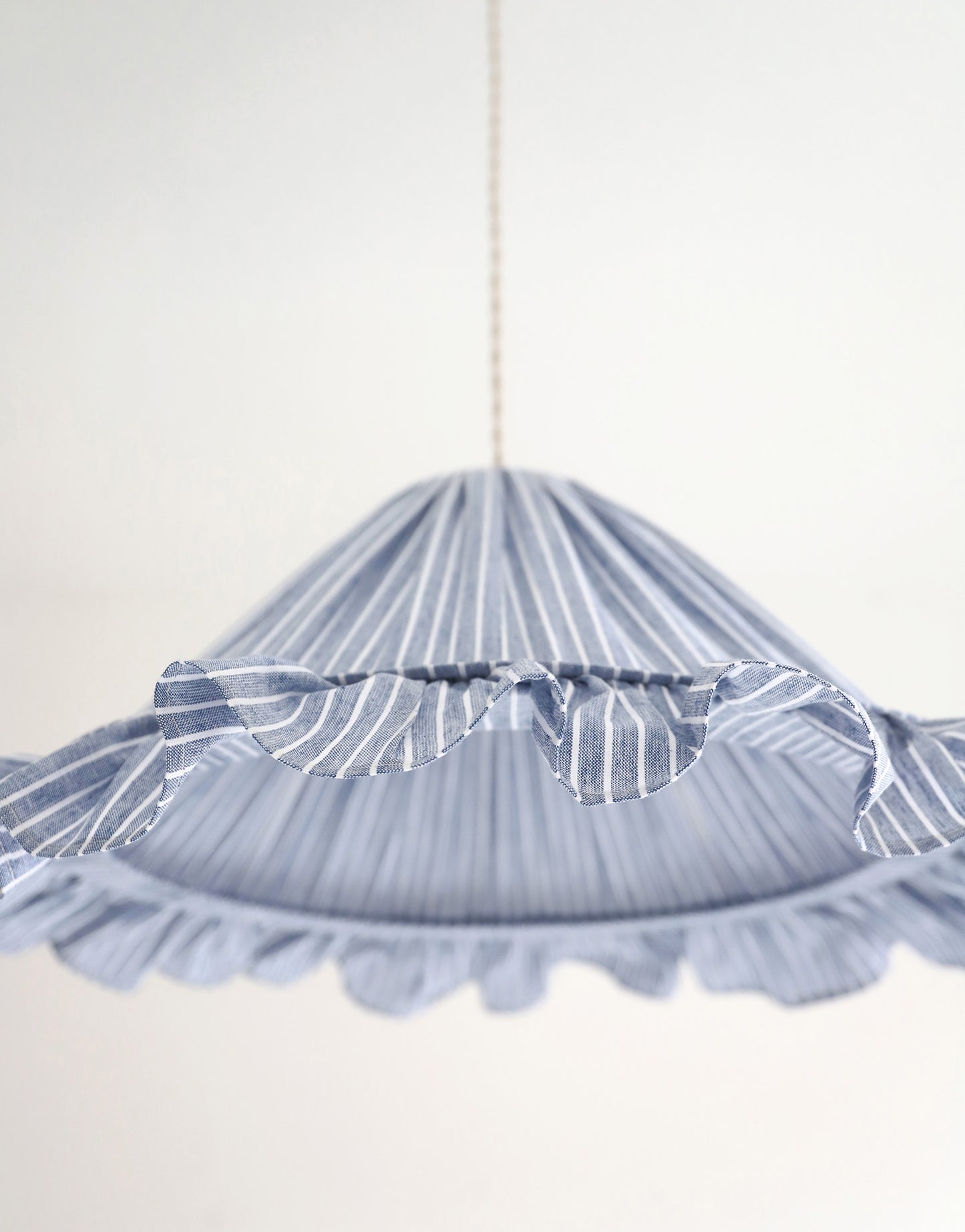 Suspension Emilia, abat-jour plissé à volants, rayures bleus