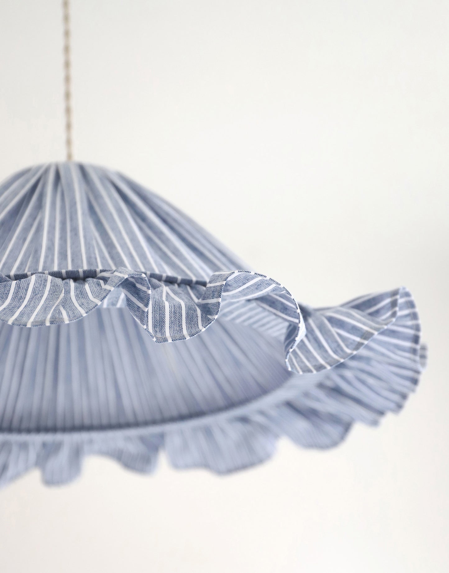 Suspension Emilia, abat-jour plissé à volants, rayures bleus