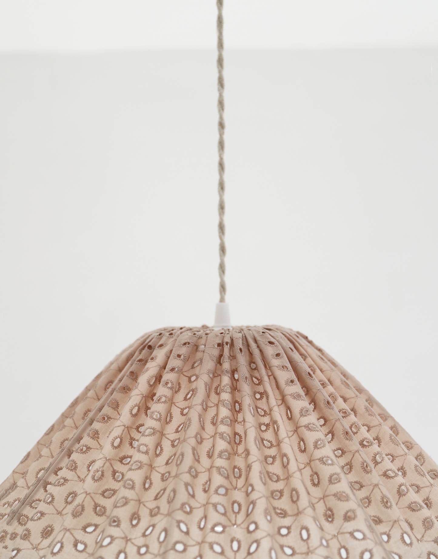 Suspension conique ajourée Malala "broderie anglaise"