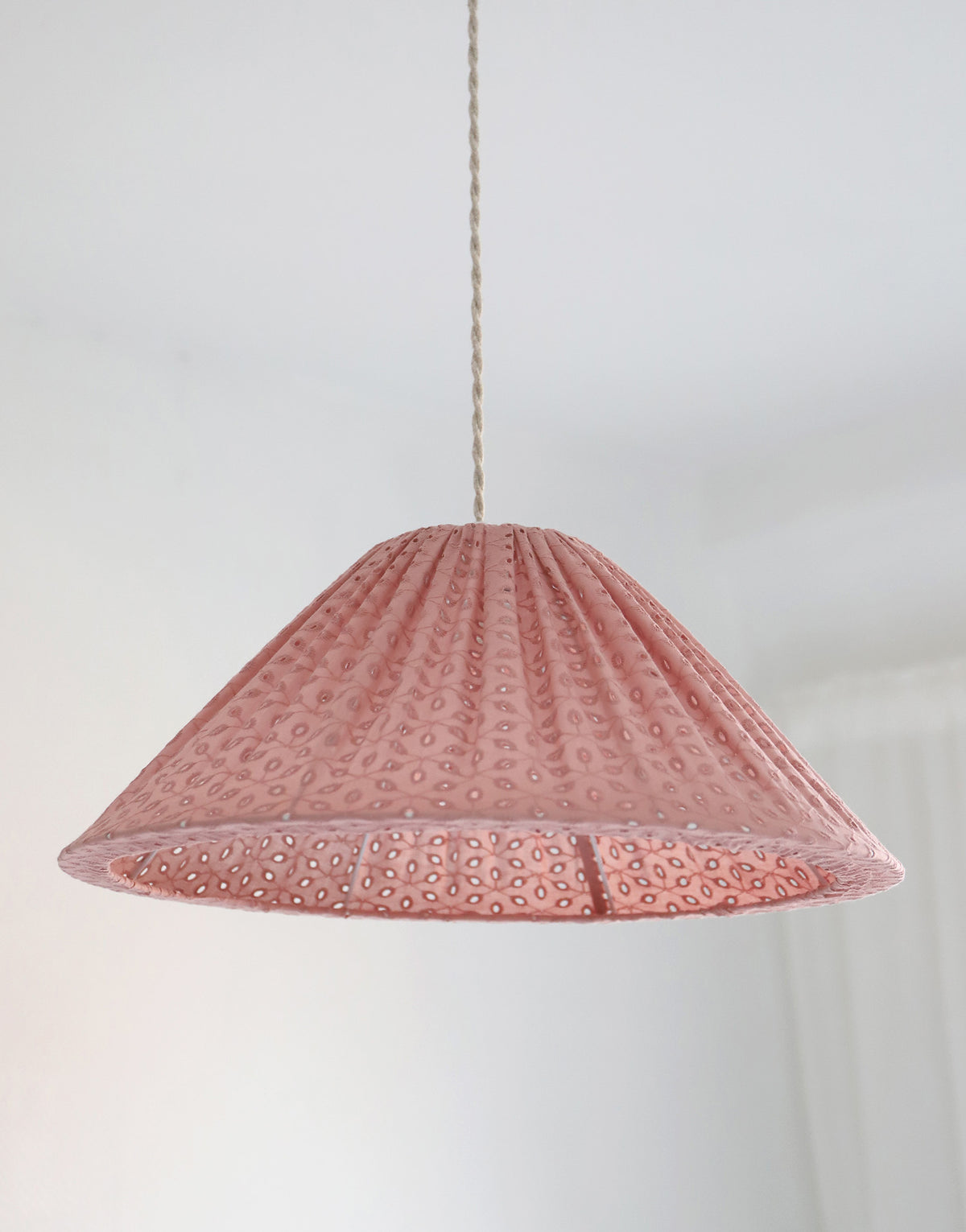 Suspension MALALA — Broderie anglaise