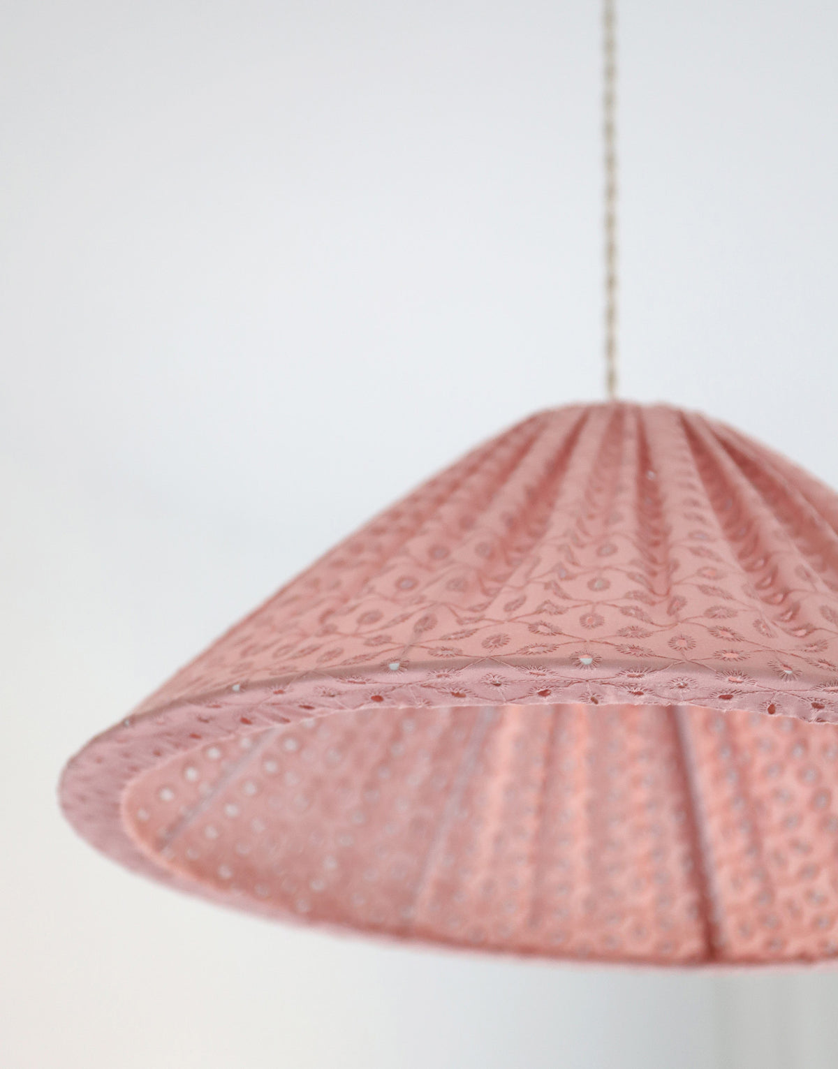 Suspension MALALA — Broderie anglaise