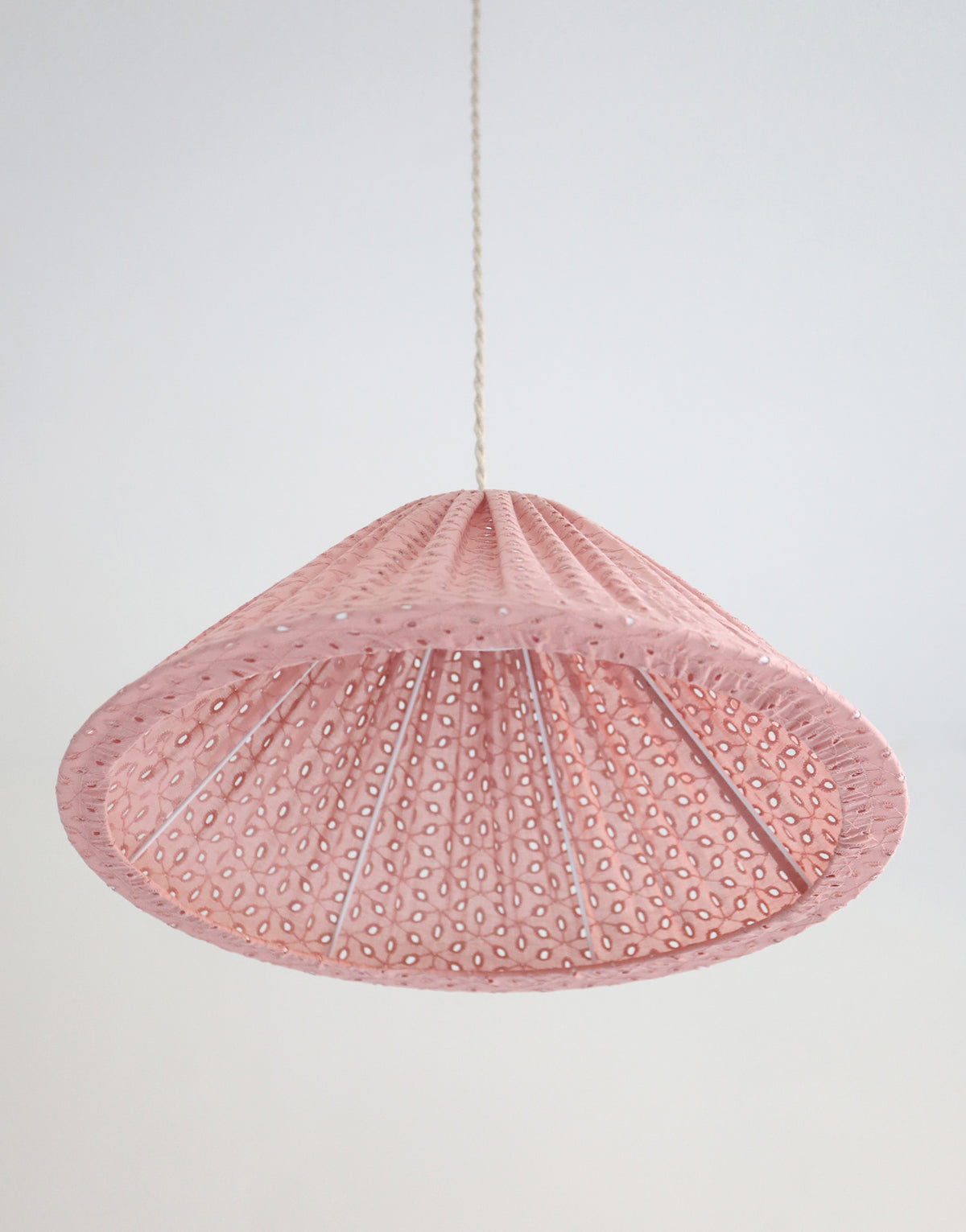 Suspension MALALA — Broderie anglaise