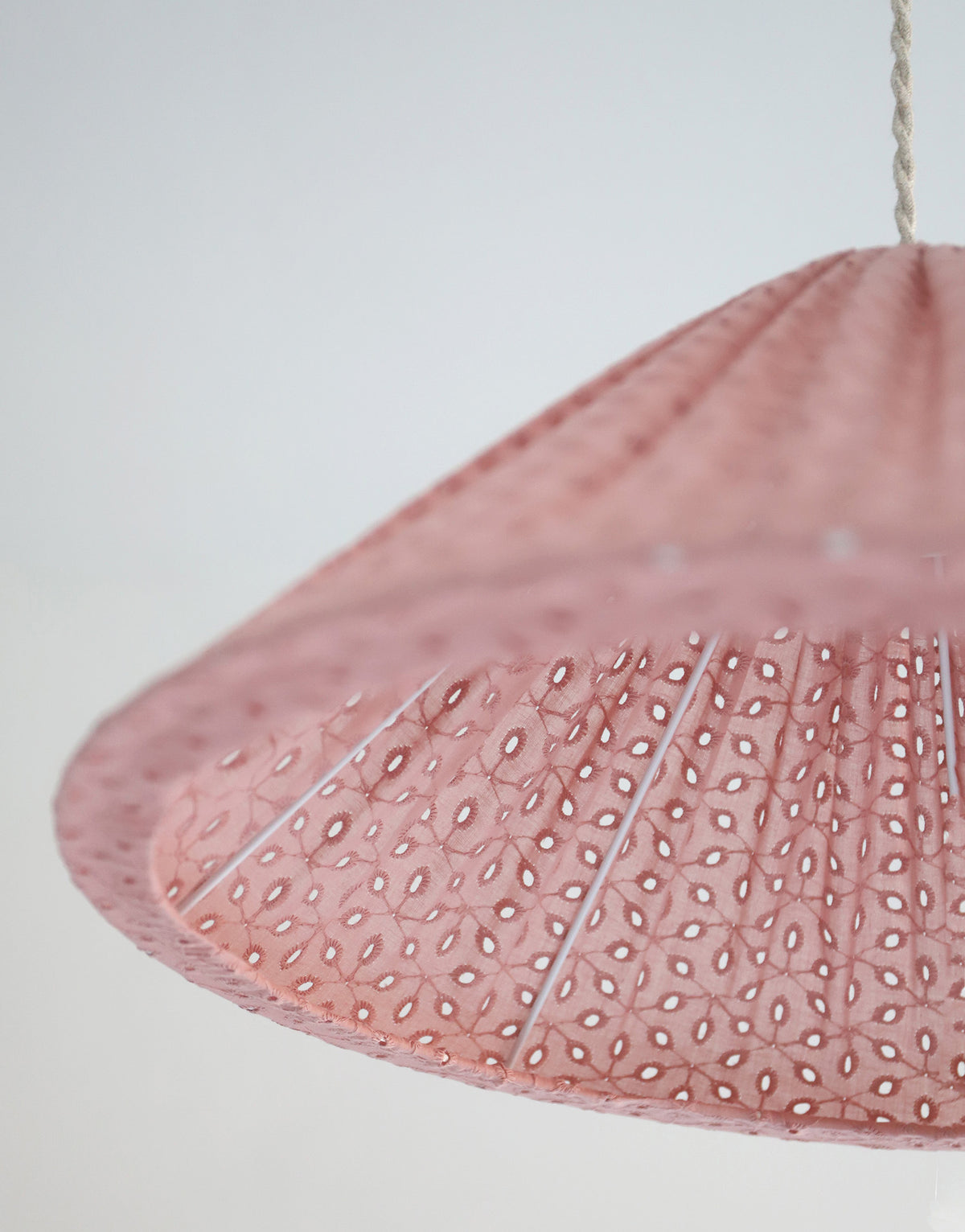 Suspension MALALA — Broderie anglaise