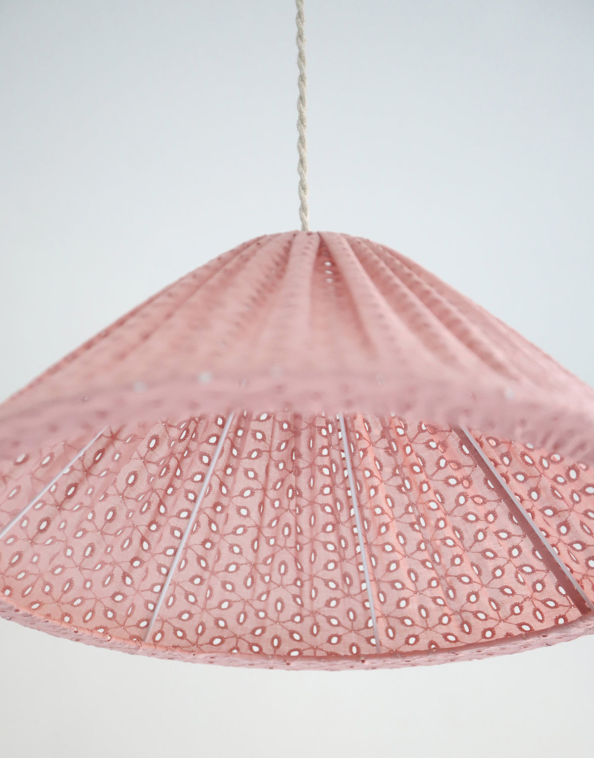 Suspension MALALA — Broderie anglaise