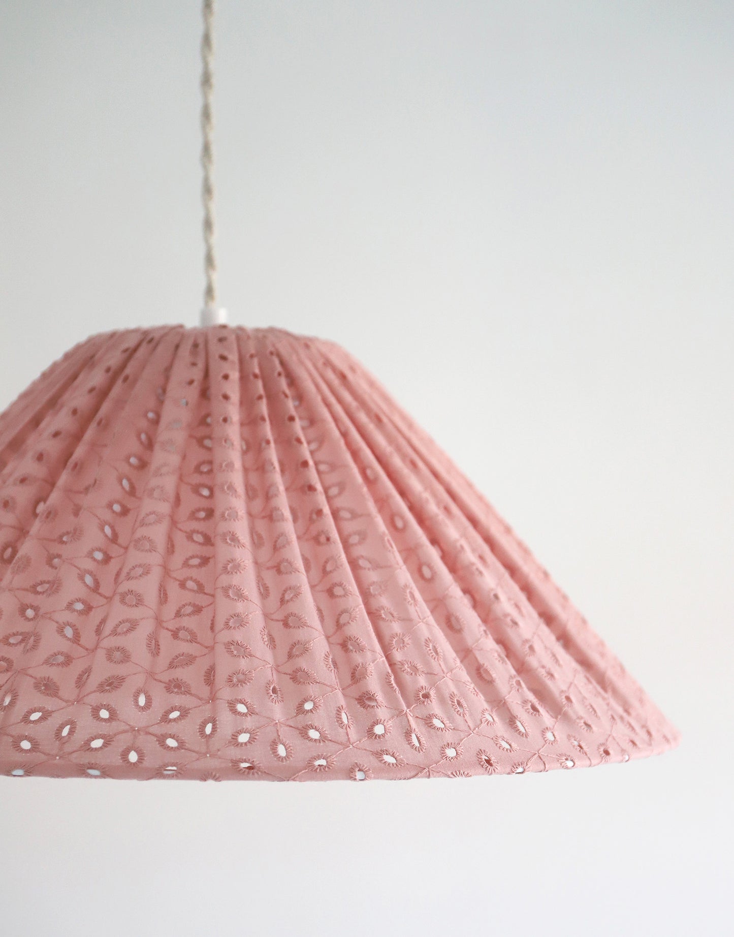 Suspension MALALA — Broderie anglaise