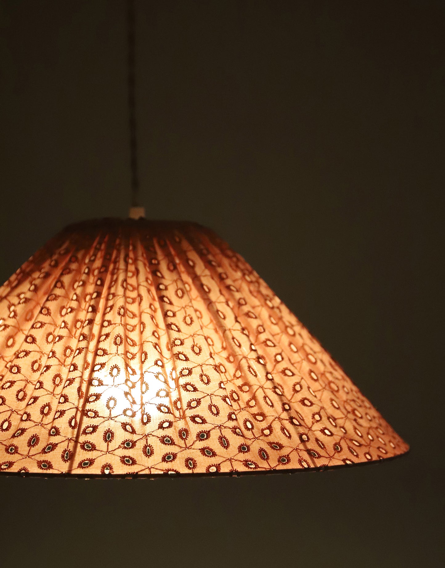 Suspension MALALA — Broderie anglaise