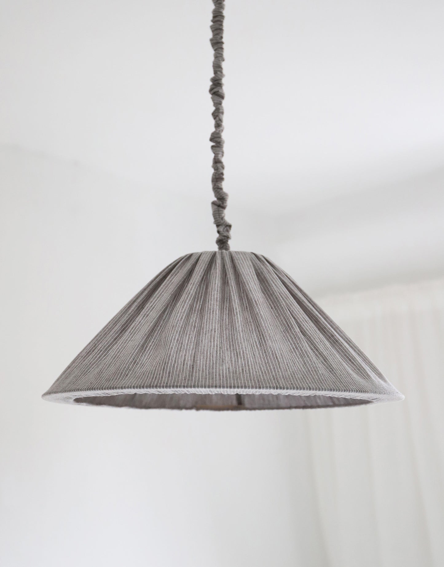 Suspension en lin et coton plissé "Malala" Fines rayures Classic Grey