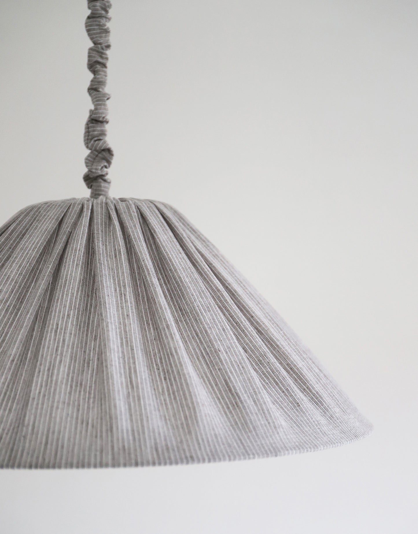 Suspension en lin et coton plissé "Malala" Fines rayures Classic Grey