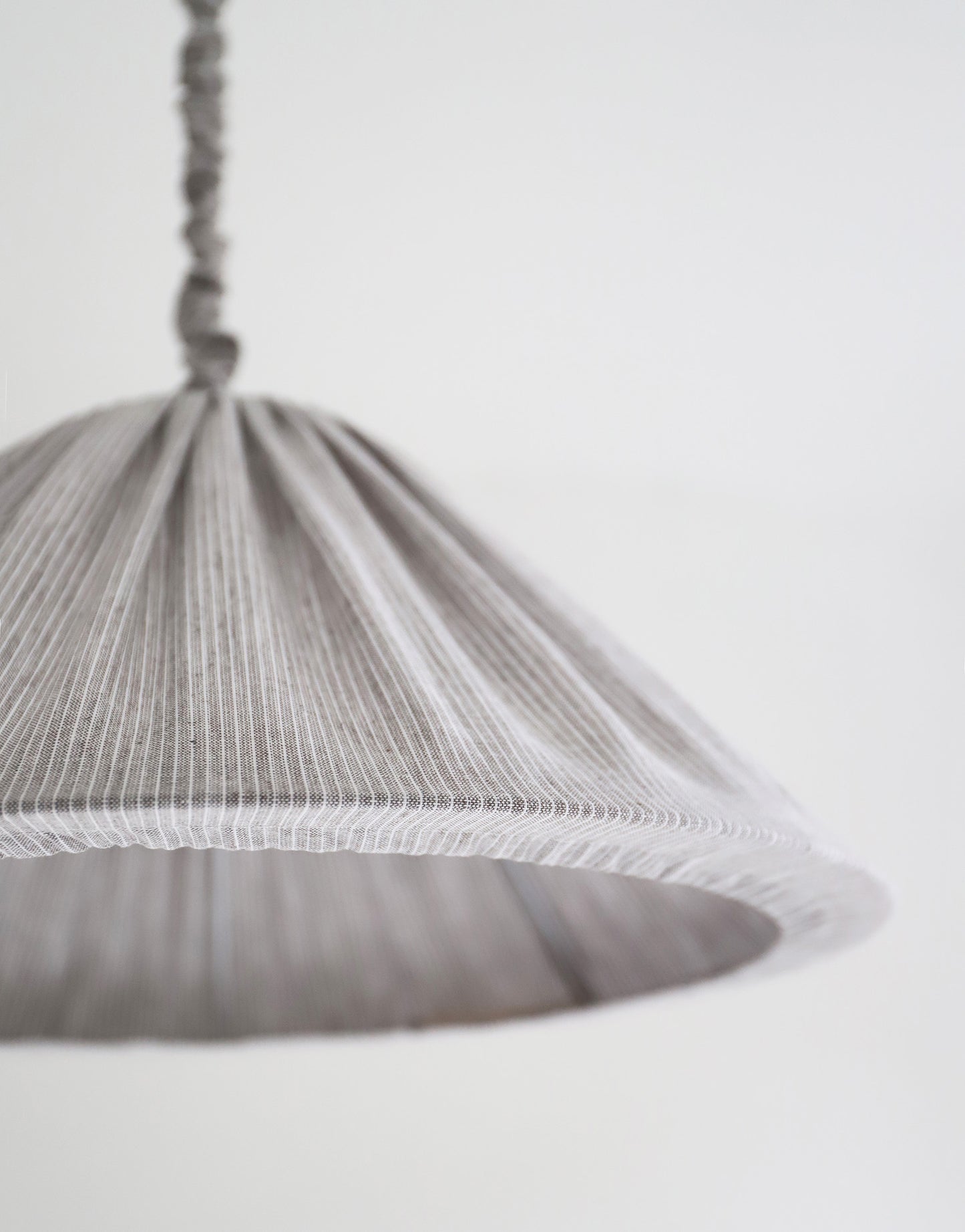 Suspension en lin et coton plissé "Malala" Fines rayures Classic Grey