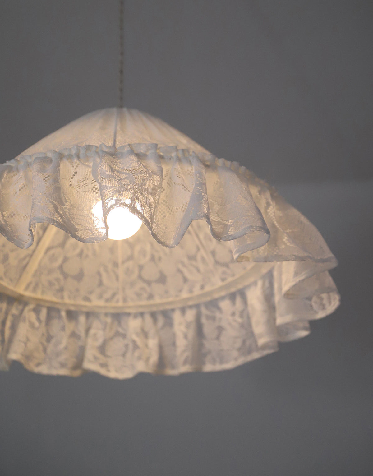 Suspension MARIE ERNESTINE — Dentelle blanche Style vintage