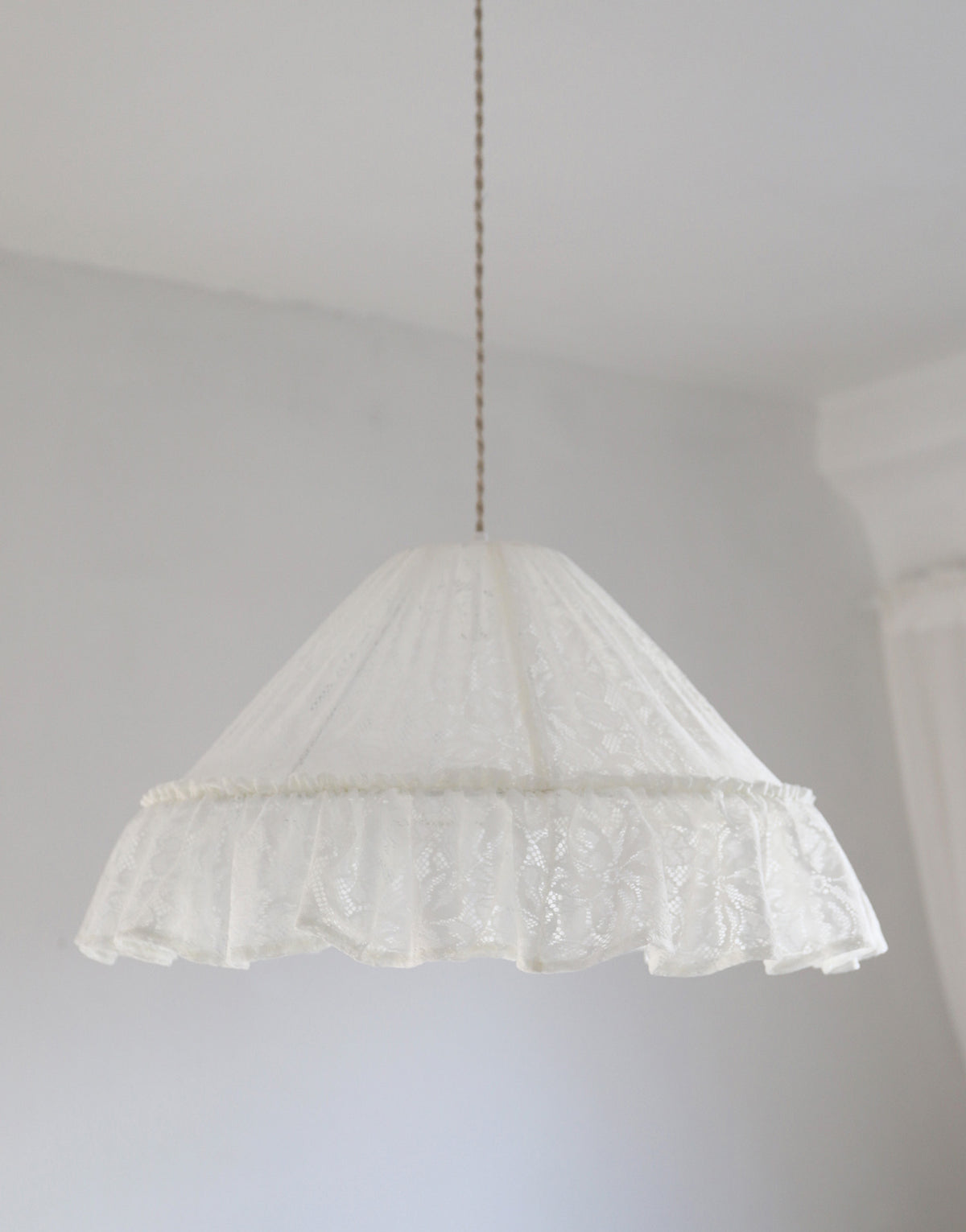Suspension MARIE ERNESTINE — Dentelle blanche Style vintage