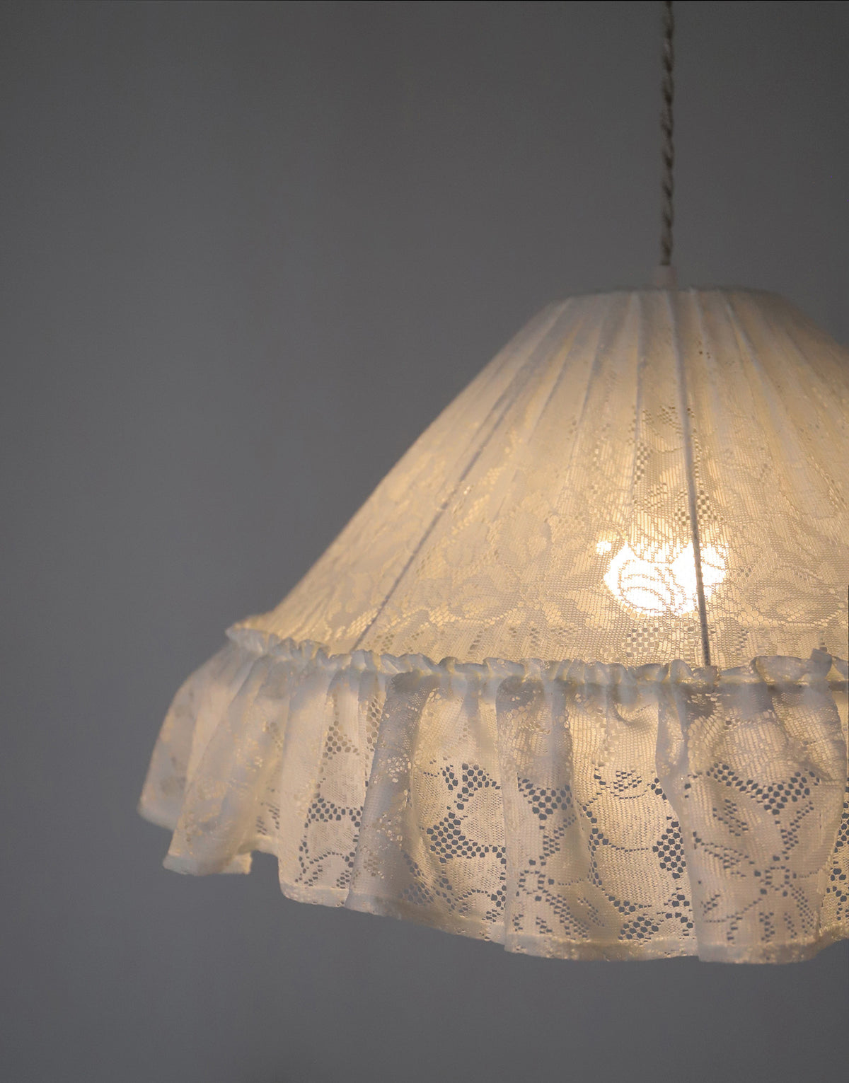 Suspension MARIE ERNESTINE — Dentelle blanche Style vintage