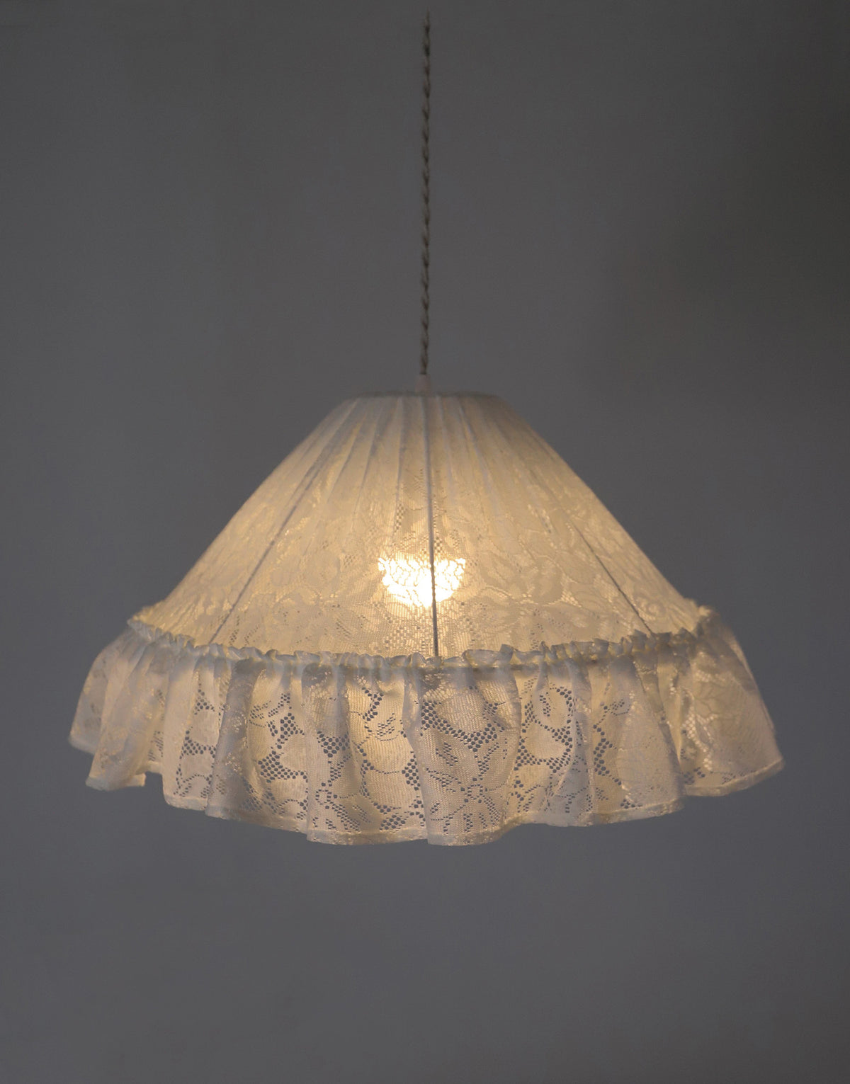 Suspension MARIE ERNESTINE — Dentelle blanche Style vintage