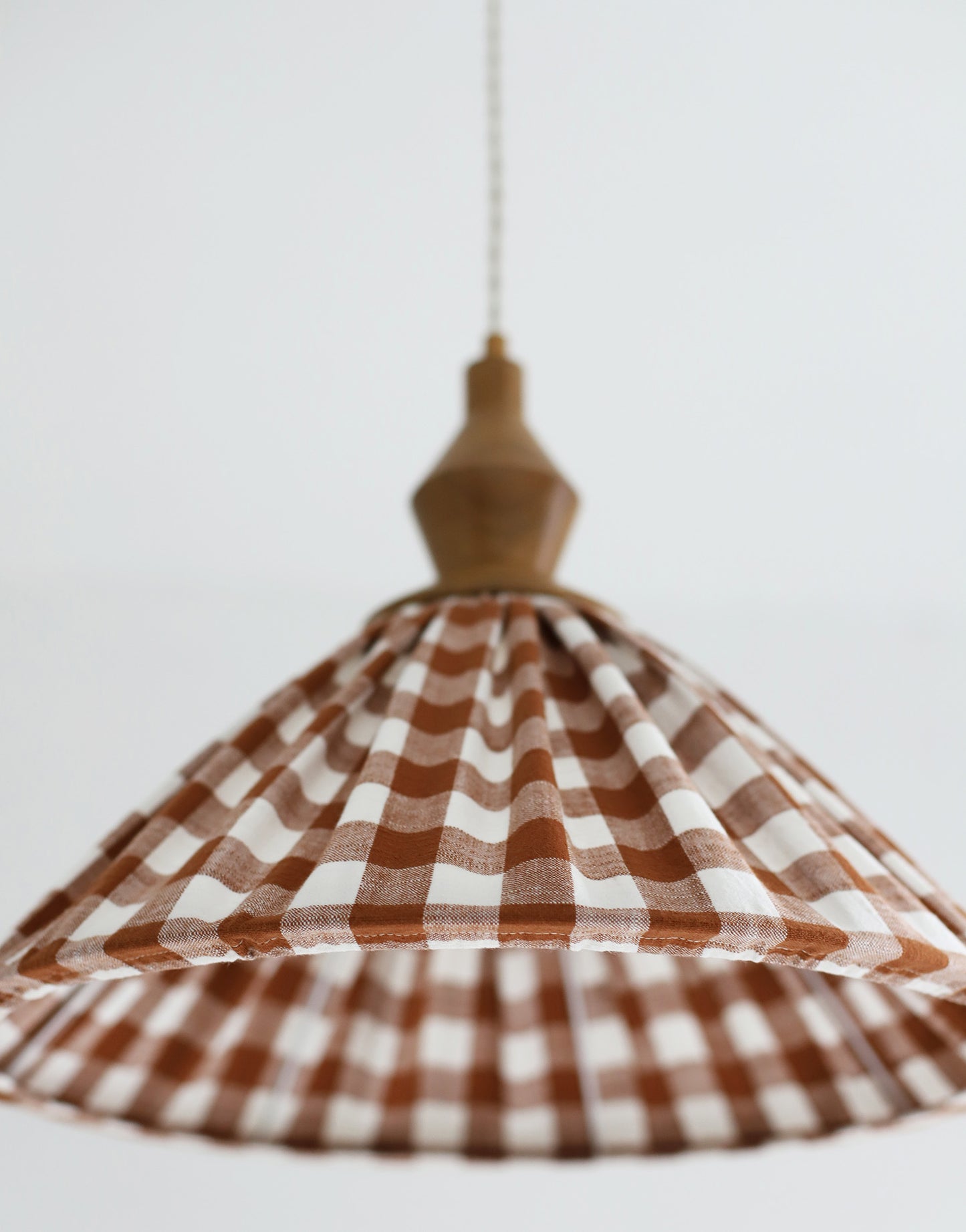 Suspension plissée « Olga » : grande suspension conique made in France, design chaleureux pour votre intérieur