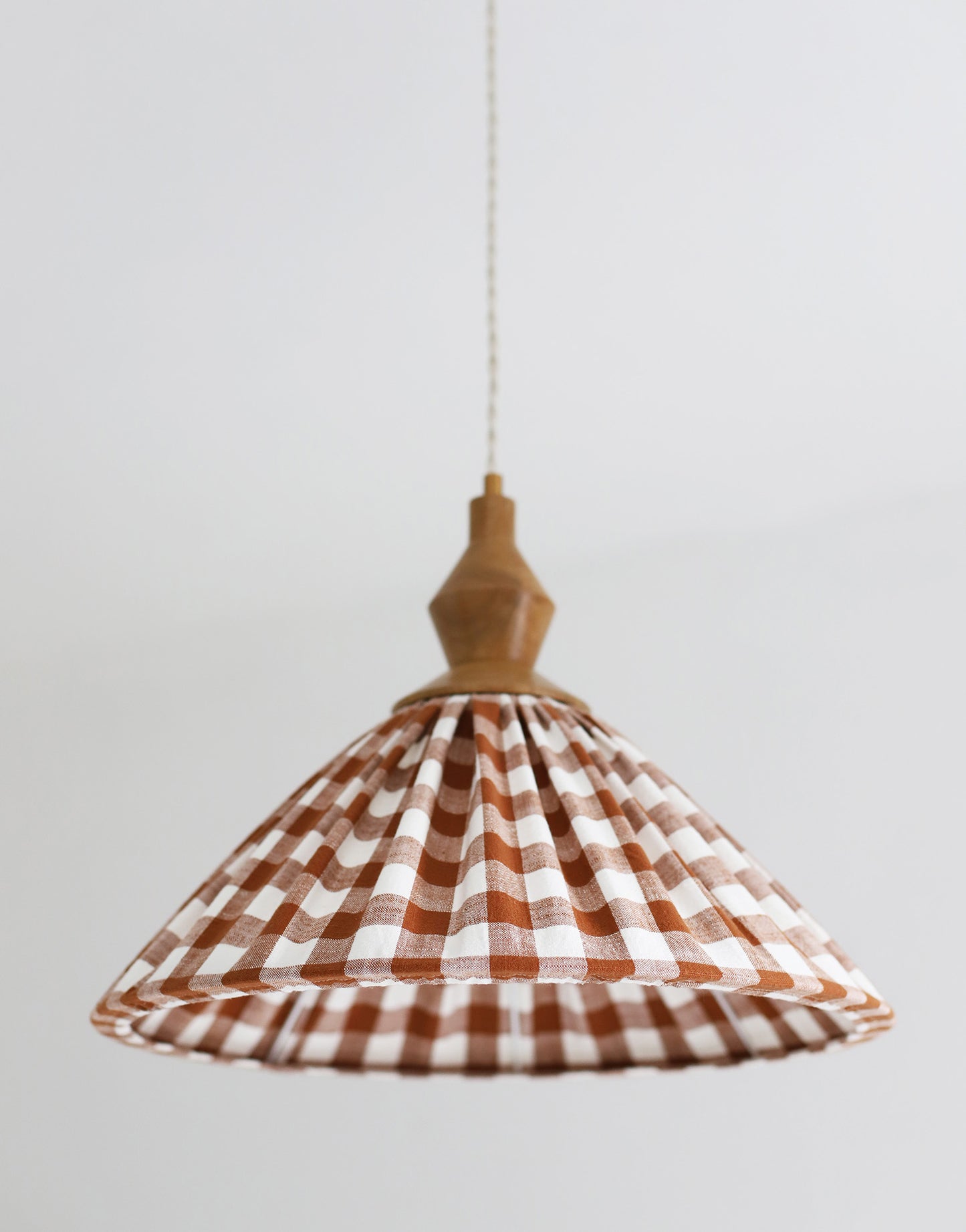 Suspension plissée « Olga » : grande suspension conique made in France, design chaleureux pour votre intérieur