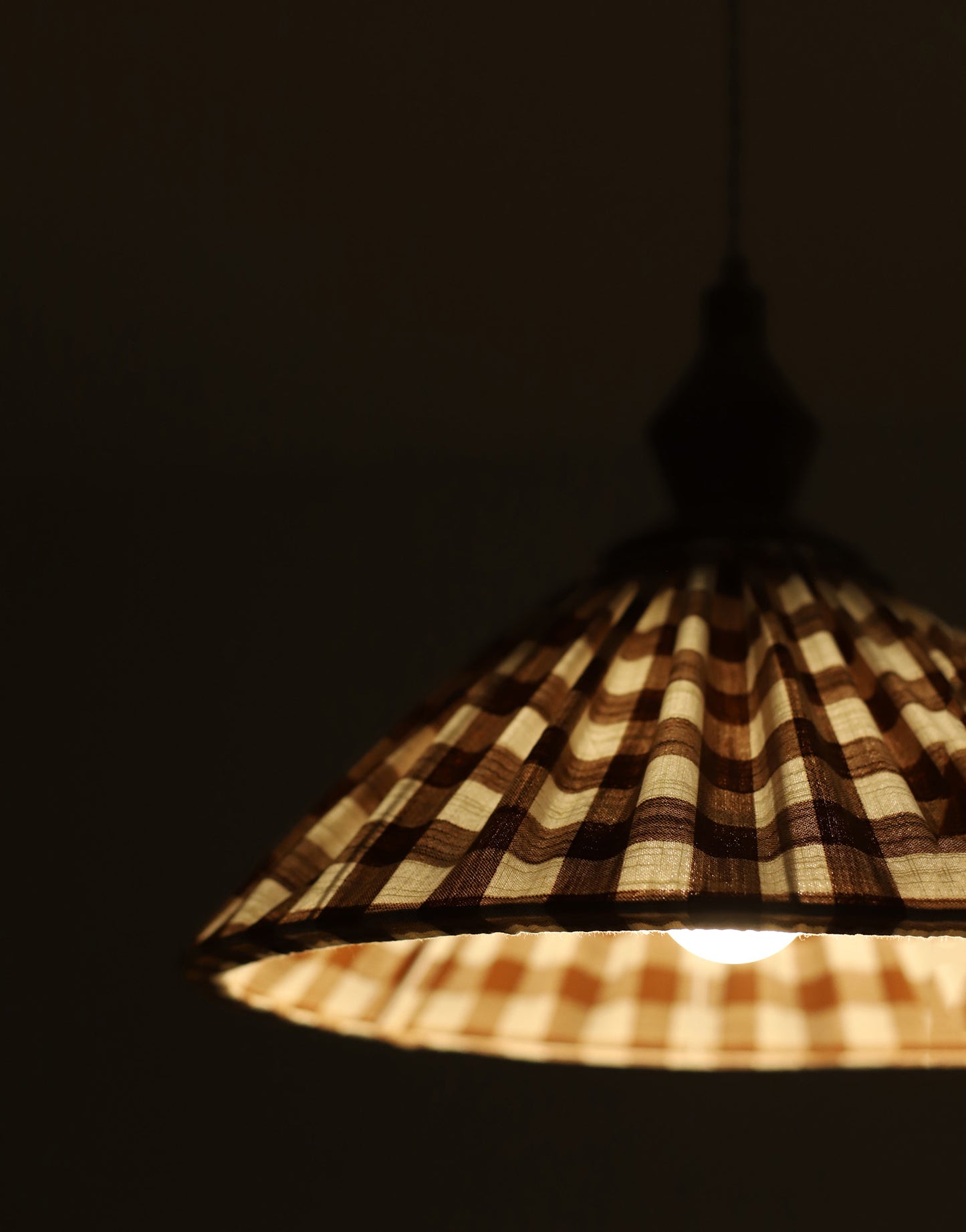 Suspension plissée « Olga » : grande suspension conique made in France, design chaleureux pour votre intérieur