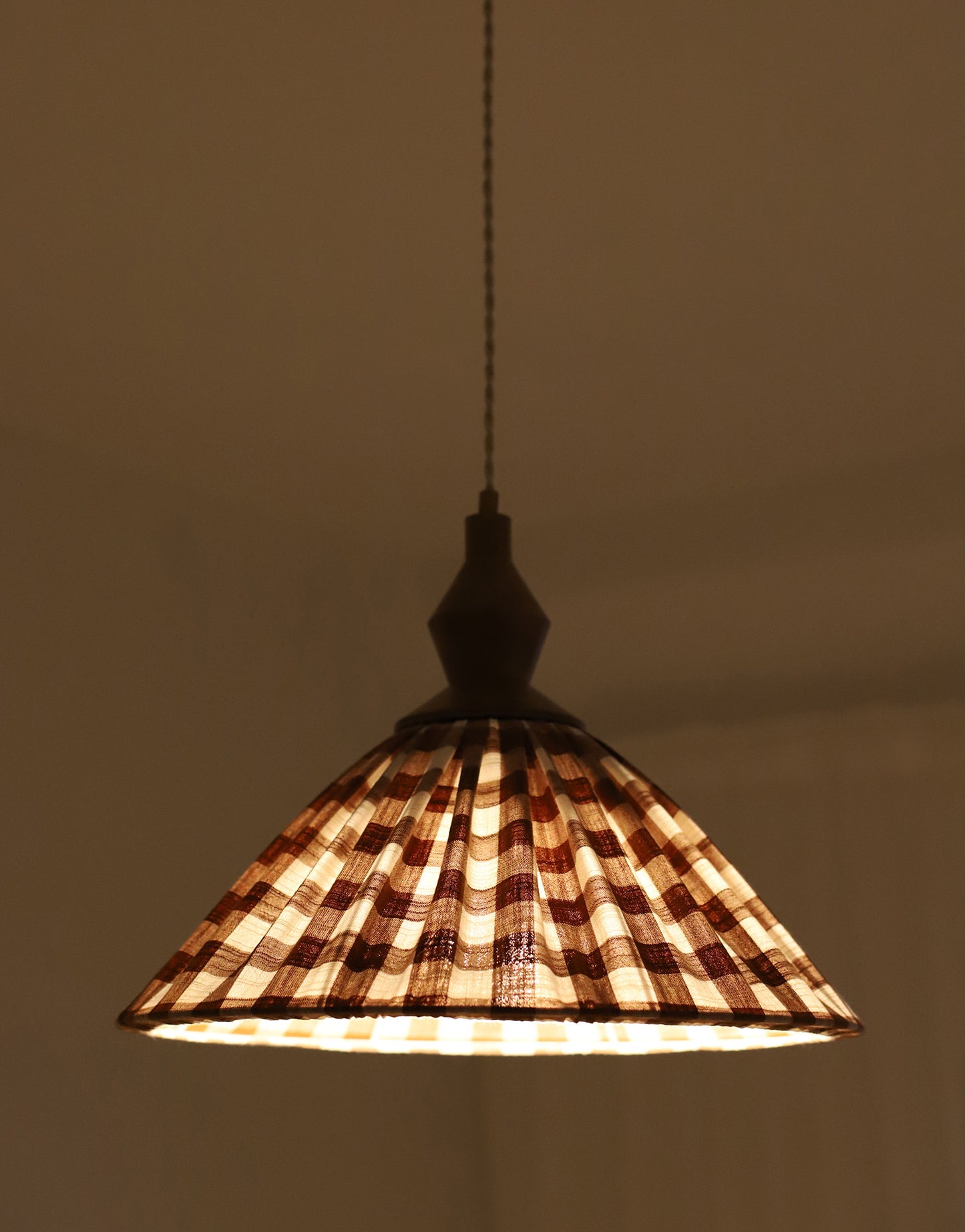 Suspension plissée « Olga » : grande suspension conique made in France, design chaleureux pour votre intérieur