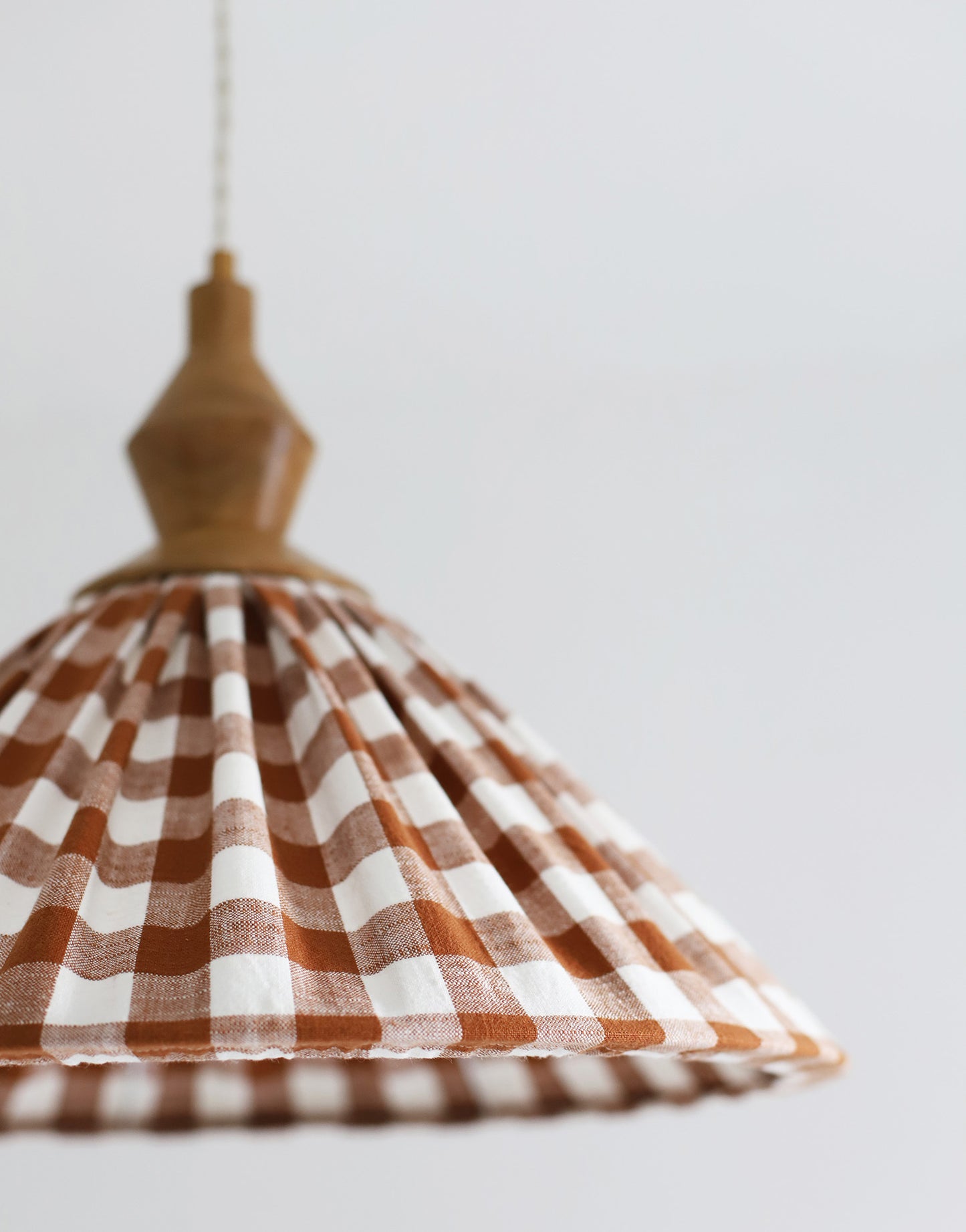 Suspension plissée « Olga » : grande suspension conique made in France, design chaleureux pour votre intérieur