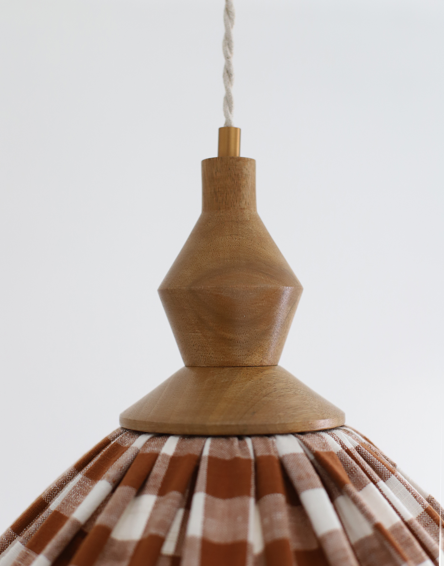 Suspension plissée « Olga » : grande suspension conique made in France, design chaleureux pour votre intérieur