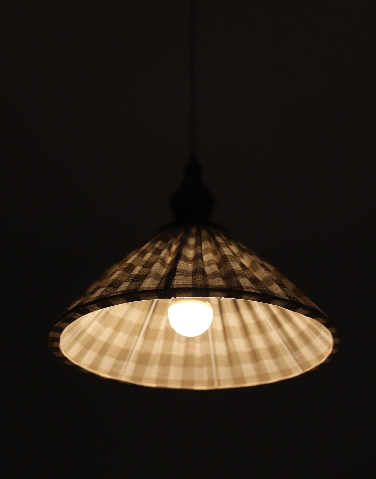 Suspension plissée Olga en toile de coton à grands carreaux beige & bijou noyer