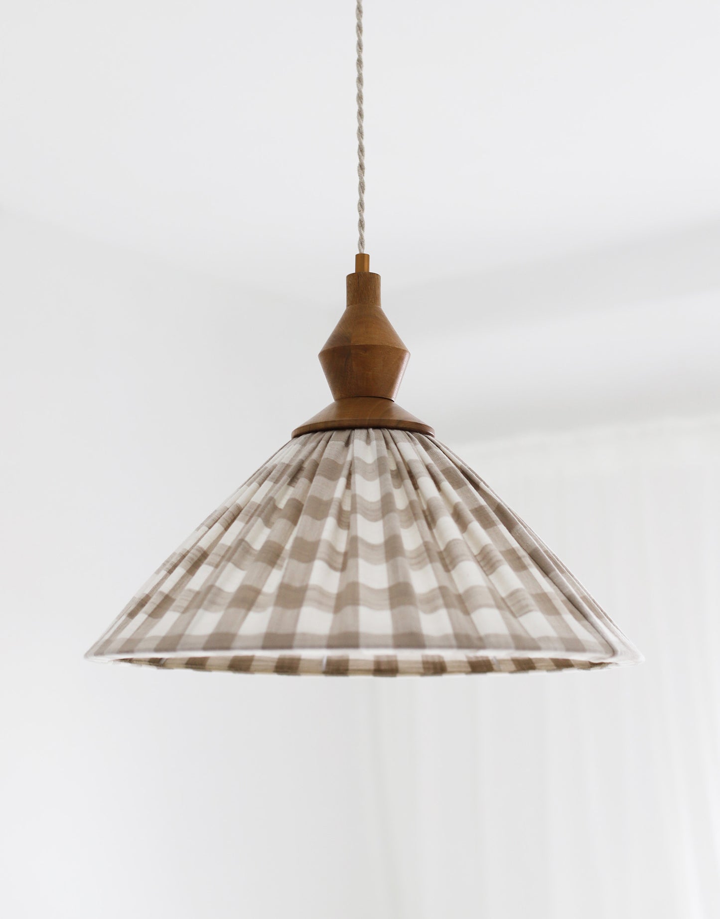 Suspension plissée Olga en toile de coton à grands carreaux beige & bijou noyer
