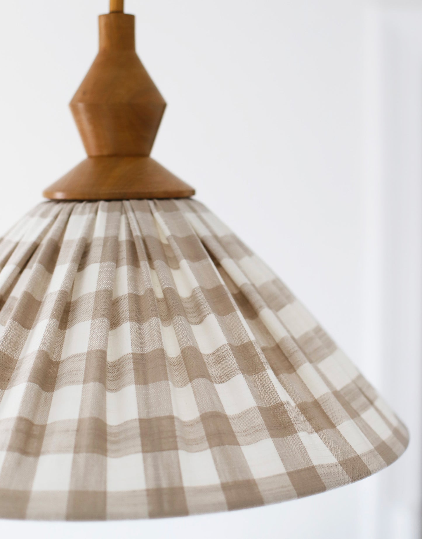 Suspension plissée Olga en toile de coton à grands carreaux beige & bijou noyer